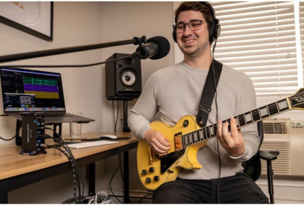 Zoom UAC-232 Portable 2x2 USB-C Audio Interface Bundle with Polsen HPC-A30-MK2 Monitor Headphones and XLR-XLR Cable