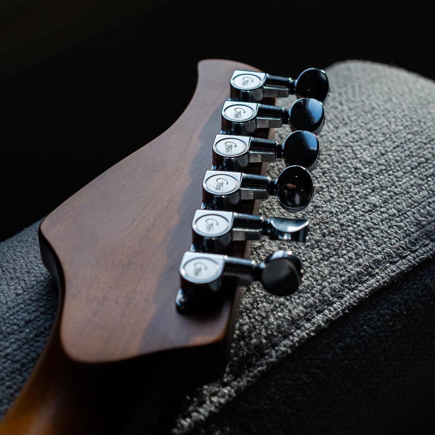 GTRS S800 Smart Electric Guitar Kit with Effects System, HHS Pickup, Loop Drum Machine, 12 Hours Battery Life, Rosewood Fretboard Glossy Paint for Beginner, Professional Player, Performance