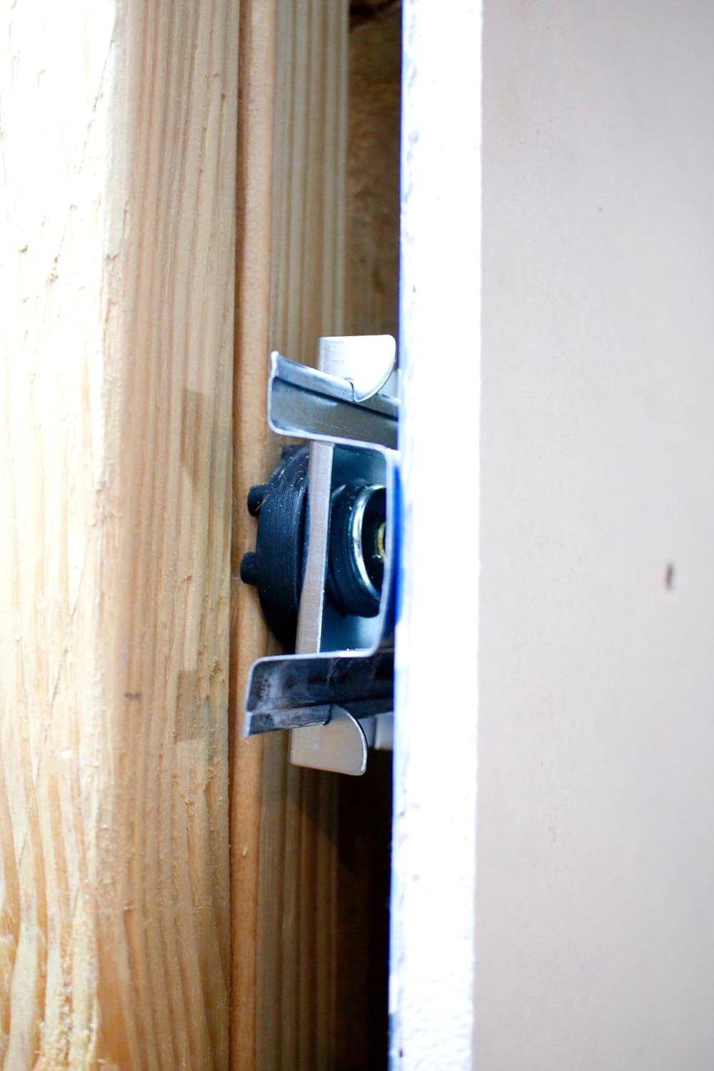 Premium Sound Isolation Clips - Pack of 200 - Ideal for Soundproofing Walls and Ceilings - Decouple Walls and Ceilings - Floating Room - Home, Office, Recording Studio, Apartments (200)