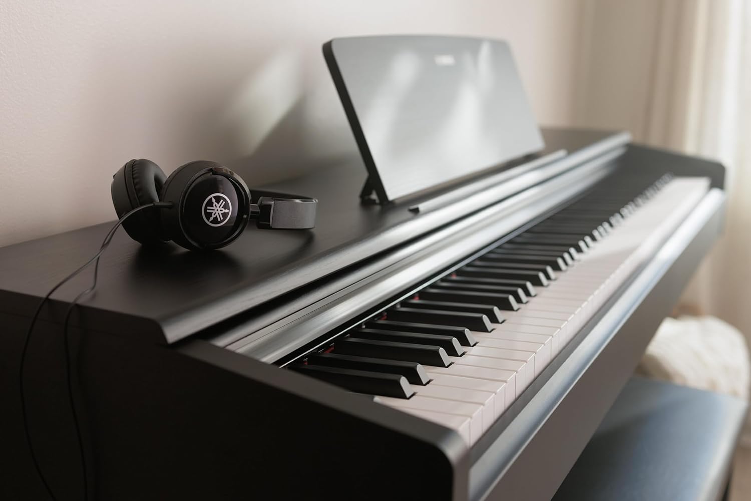 Yamaha Arius Series 88-Key Weighted Action Upright Digital Piano for Beginner and Intermediate Players, Dynamic Response, Grand Piano Sound, 3-pedal Unit, Bench Included, Rosewood YDP105R