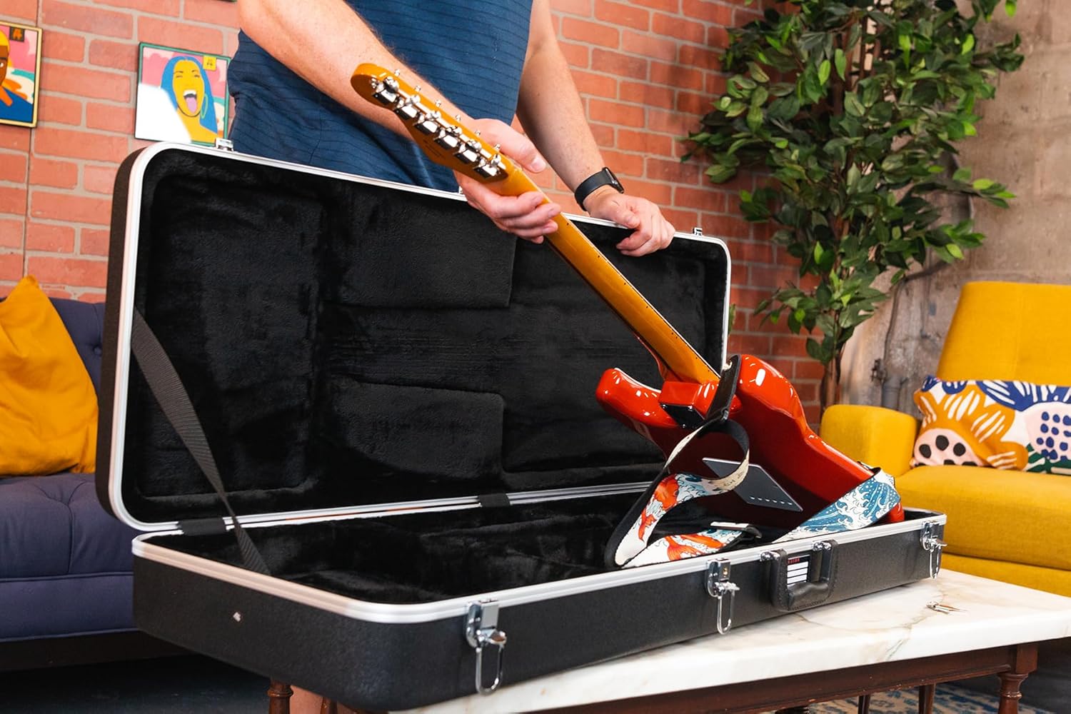 Gator Deluxe Legacy Series Lightweight Deluxe ABS Molded Case for Standard Strat or Tele Style Guitars (GC-ELECTRIC-A)