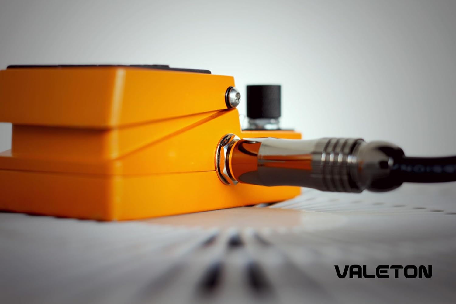 Valeton VLP-200 Multi-Track Sampler - Two full-featured loopers and a variety of drum rhythm patterns and Valeton VGC-3 10ft Premium Instrument Cable Straight-Straight bundle