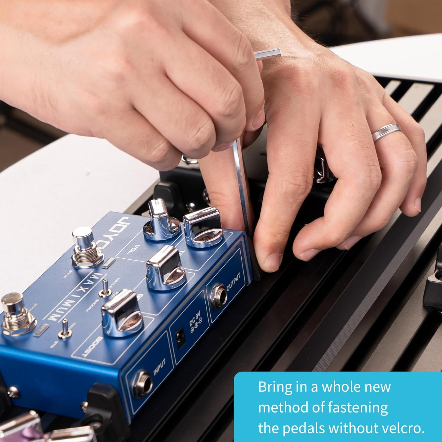 GUITTO Guitar Pedalboard - No-Strap Guitar Pedal Board Aluminum Alloy with Carry Bag No Residue (GPB-03 Large)