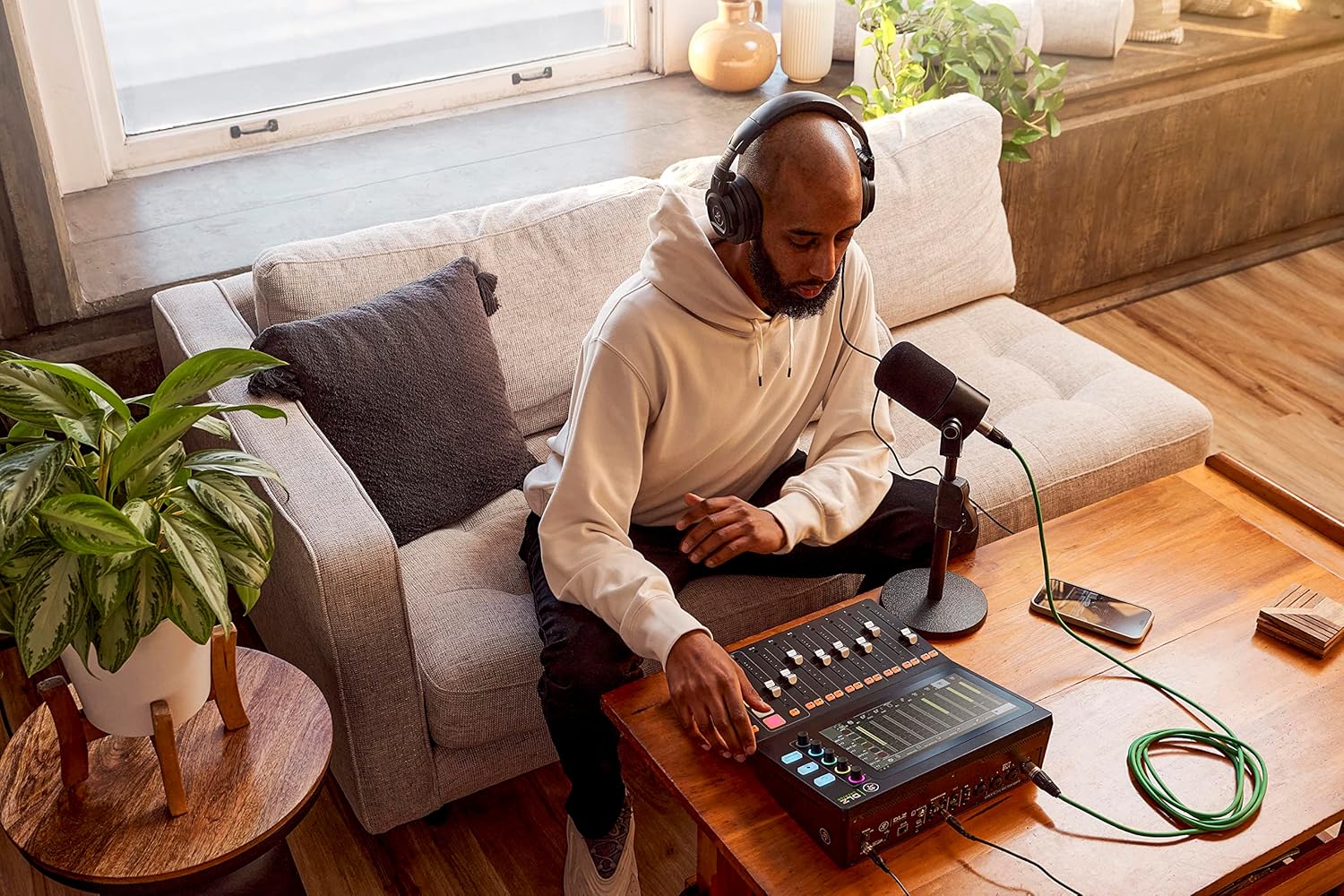 Mackie DLZ Creator - Digital Mixer for Podcasting and Content Creation with 2x Mackie EM-99B Dynamic Microphone, 2x MC-150 Professional Closed-Back Headphones, microSD Card and StreamEye Cloth