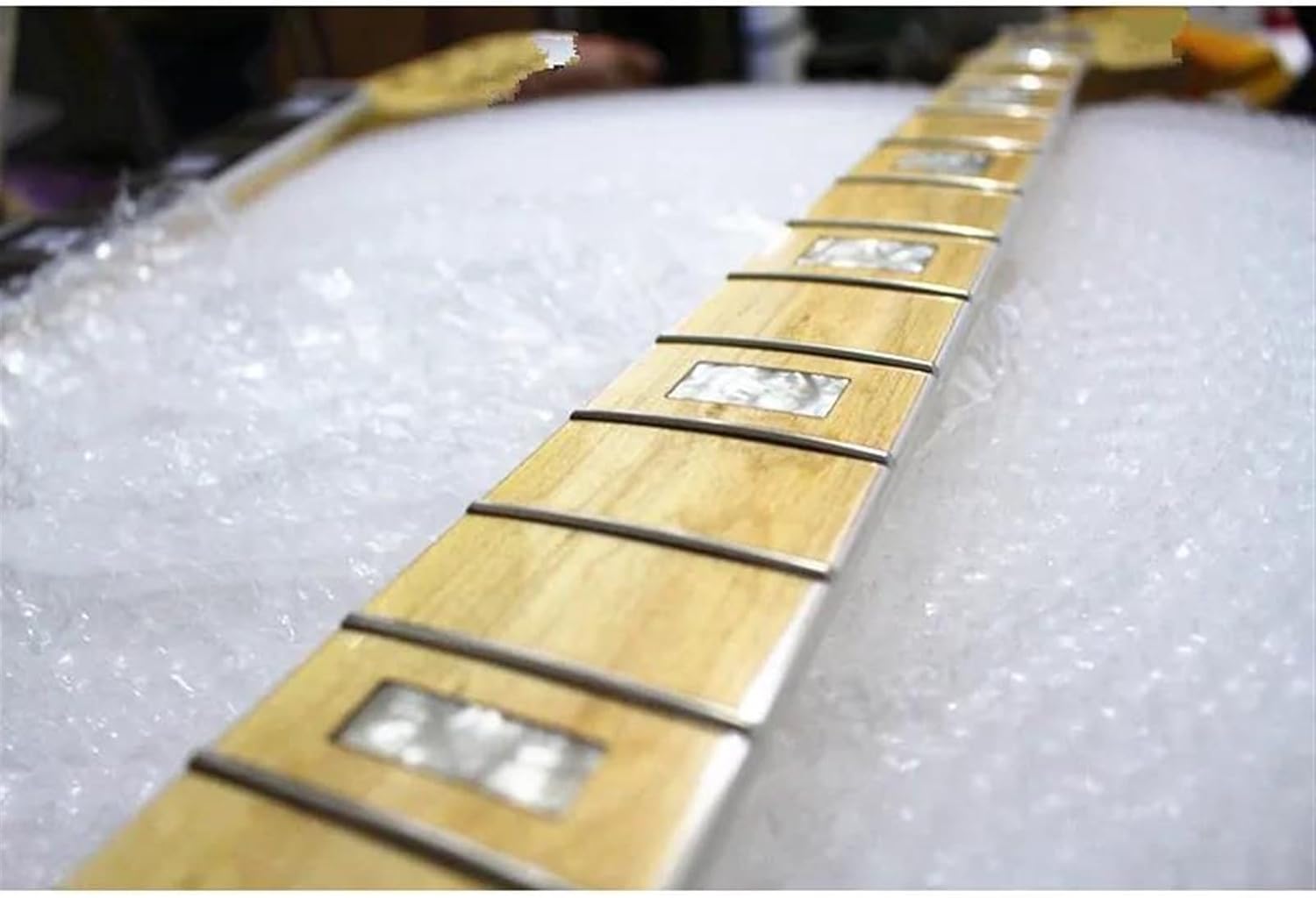 Replacement Guitar Neck 20 Frets 4 Strings Maple Electric Bass Guitar Neck With Maple Fingerboard Inlay Block Glossy Paint Guitar Accessories