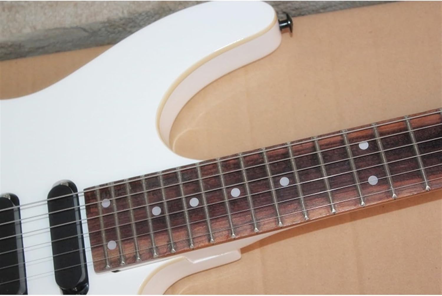 White Headless Electric Guitar with SSH Pickups Rosewood Fretboard 24 Frets Professional Headless Guitar