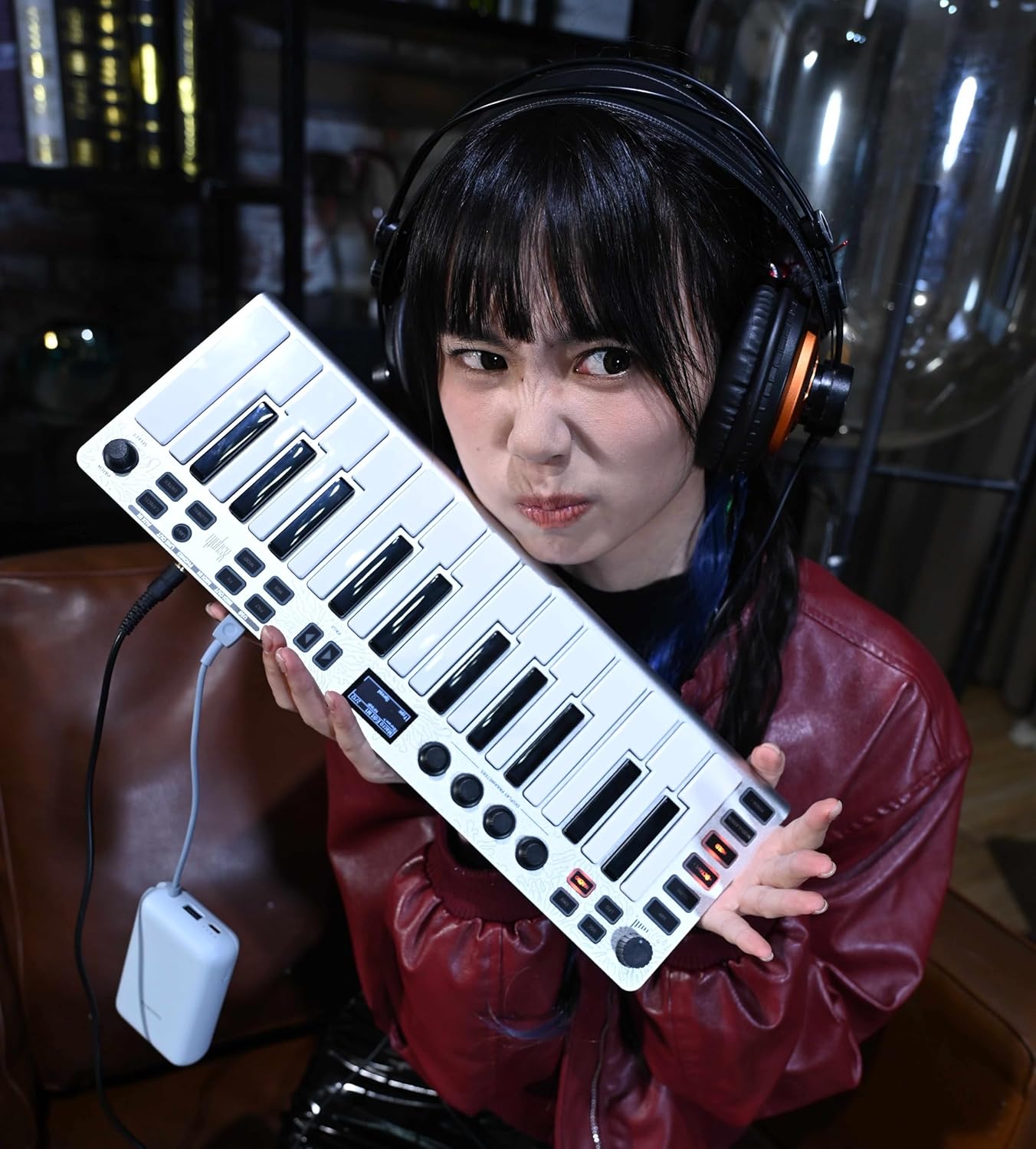 ESI Xsynth Ultra-Thin 25-Key Synthesizer with Integrated Master Keyboard and Audio/MIDI Interface