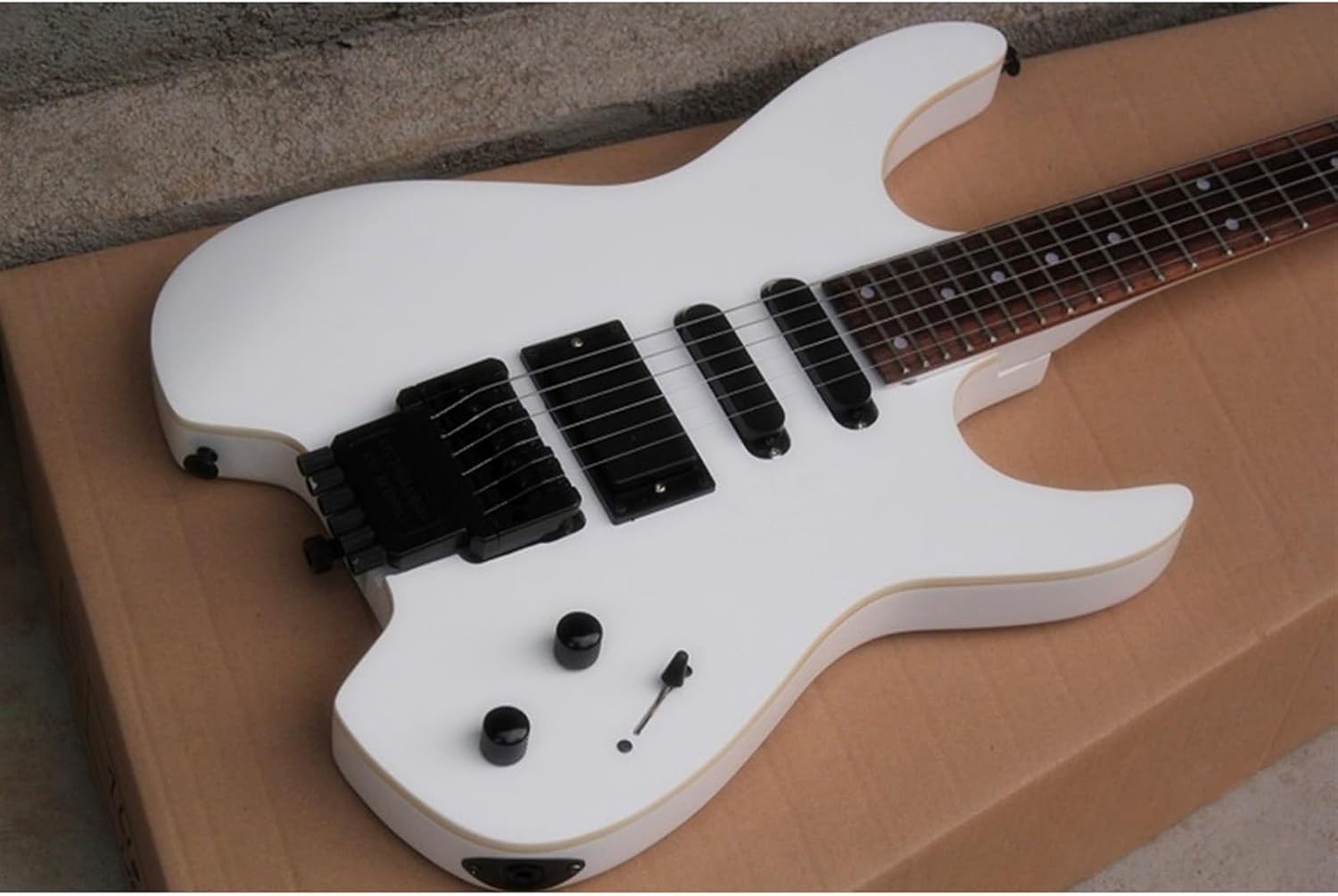 White Headless Electric Guitar with SSH Pickups Rosewood Fretboard 24 Frets Professional Headless Guitar