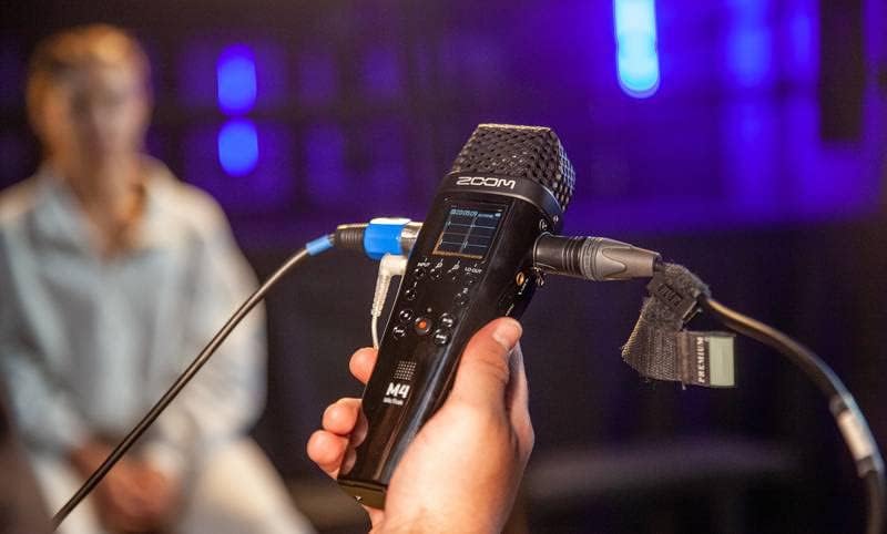 Zoom M4 MicTrak 4-channel 32-bit Recorder with Timecode Generator, Desktop Tripod Stand, 5x AA Batteries, USB-C to USB-C Cable, XLR Cables, SanDisk 32GB microSD Card and StreamEye Polishing Cloth