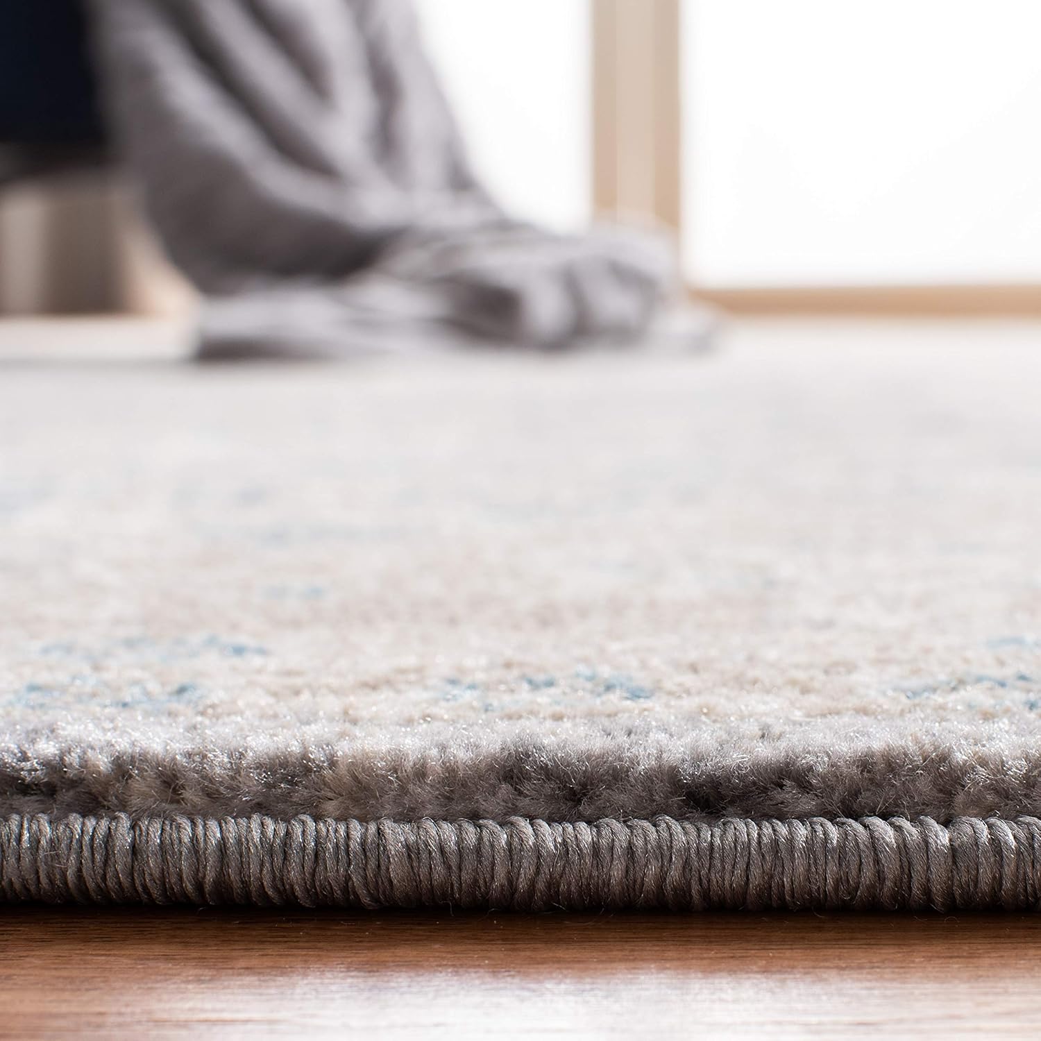 SAFAVIEH Sofia Collection Area Rug - 6'7