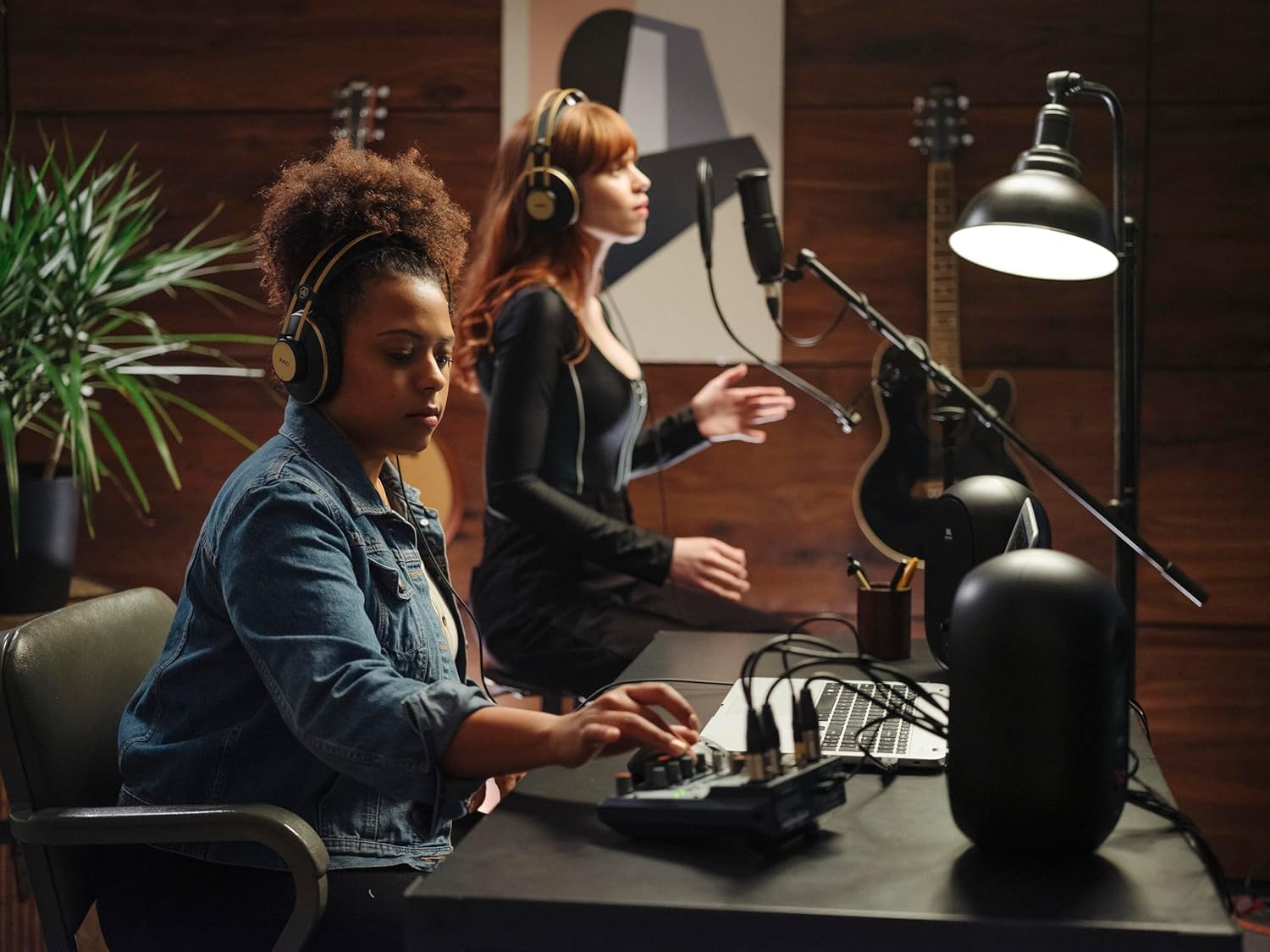 AKG Pro Audio P120 - Affordable 2/3-Inch Diaphragm Condenser Microphone for Clear Vocals & Instruments. Studio Recording or Live. XLR Connector. Black