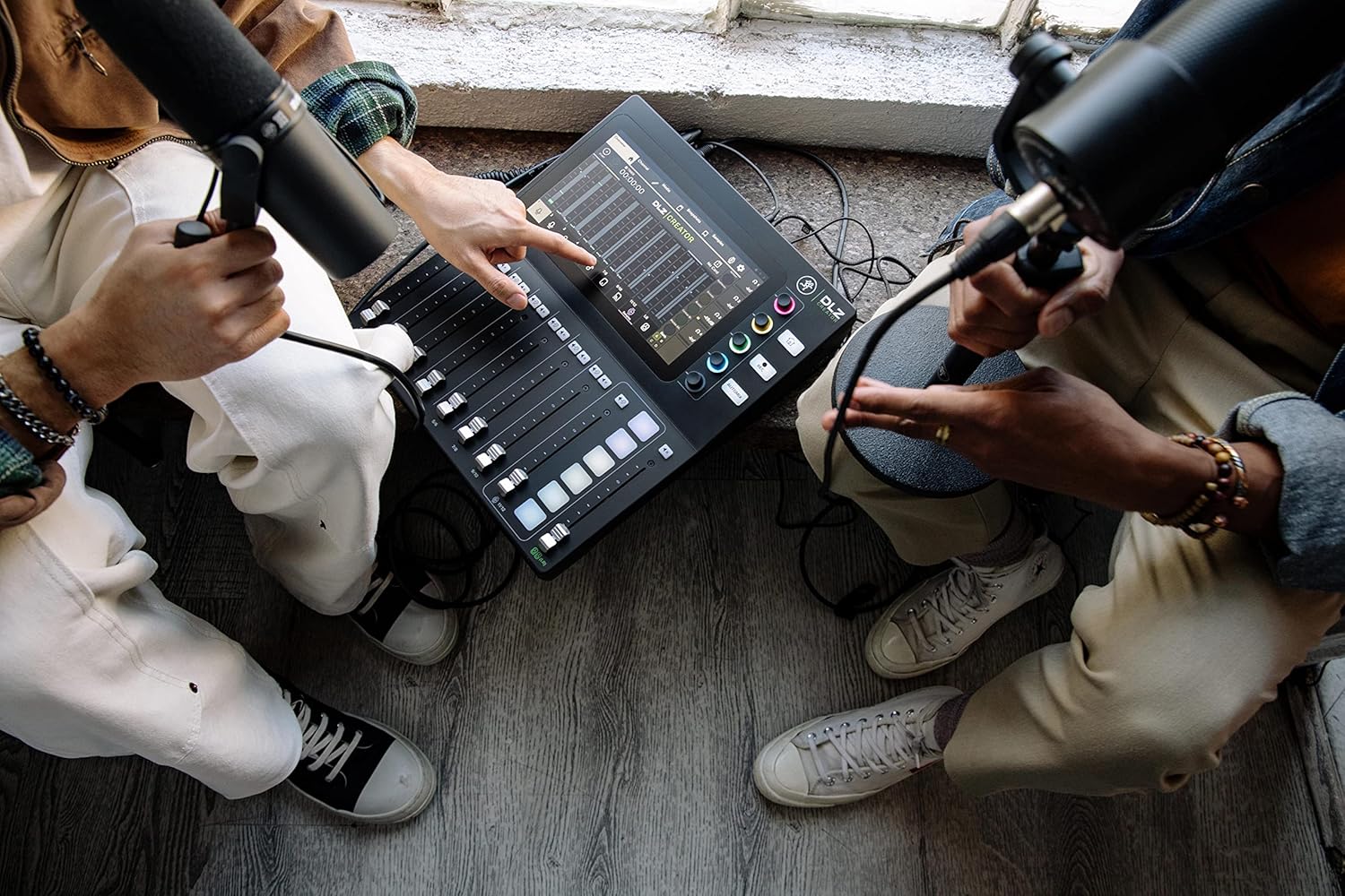 Mackie DLZ Creator - Digital Mixer for Podcasting and Content Creation with 2x Mackie EM-99B Dynamic Microphone, 2x MC-150 Professional Closed-Back Headphones, microSD Card and StreamEye Cloth