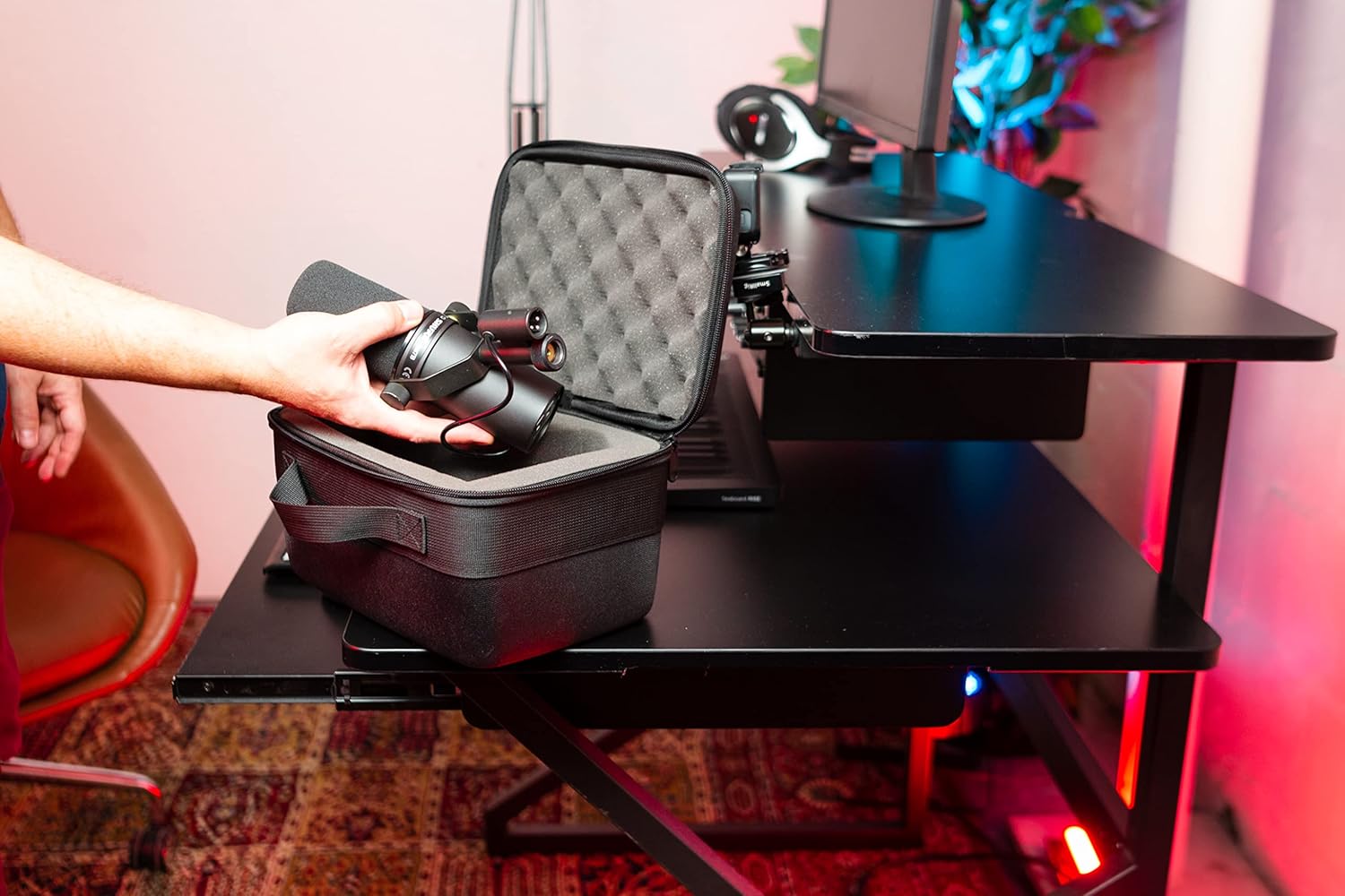 Gator Lightweight EVA Carrying Case with Custom Foam Insert for The Shure SM7B Vocal Microphone; (G-MIC-SM7B-EVA)