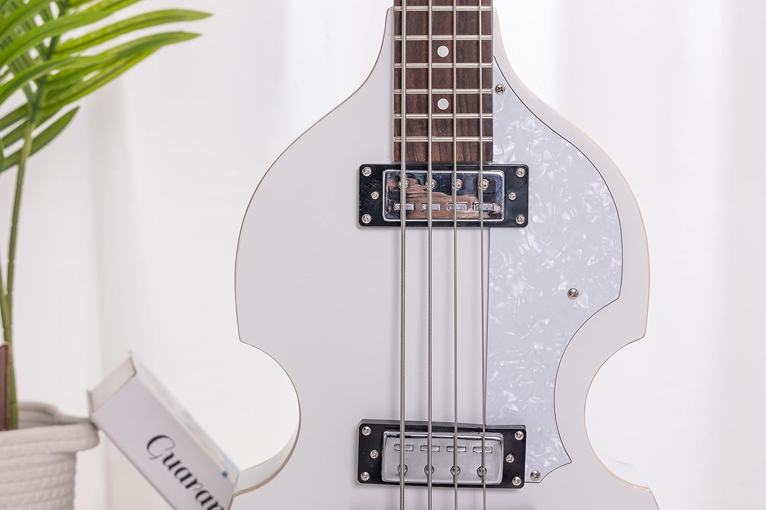 Electric Bass Guitar,4 Strings Rigth handed with Maple Body and Nece Rosewood Fretboard,White