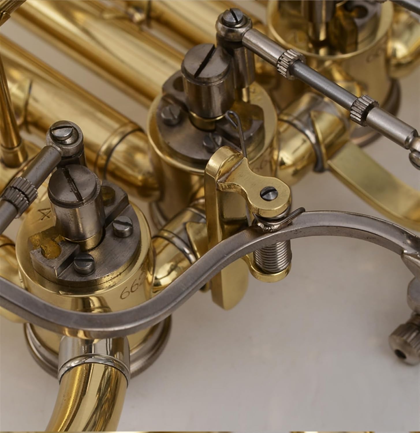 Brass French Horn Four-key Single Lacquered Gold French Horn In B Flat Adult Stage Instrument Professional Band Instrument