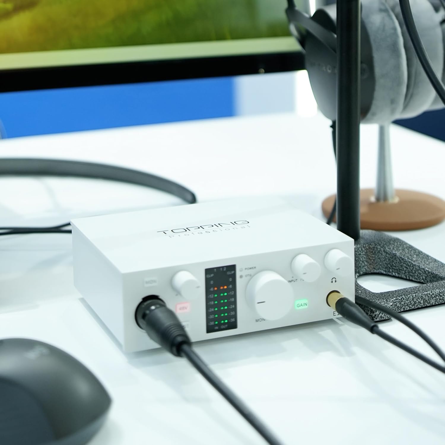 TOPPING E1X2 OTG USB Audio Interface | XLR Mic Preamp, 48V Phantom Power, 24bit/192kHz, 8 DAW/6 Loopback Channels, PC & Mobile Recording, Dual Livestream, Zero-Latency Mixer, High-Res Playback(White)