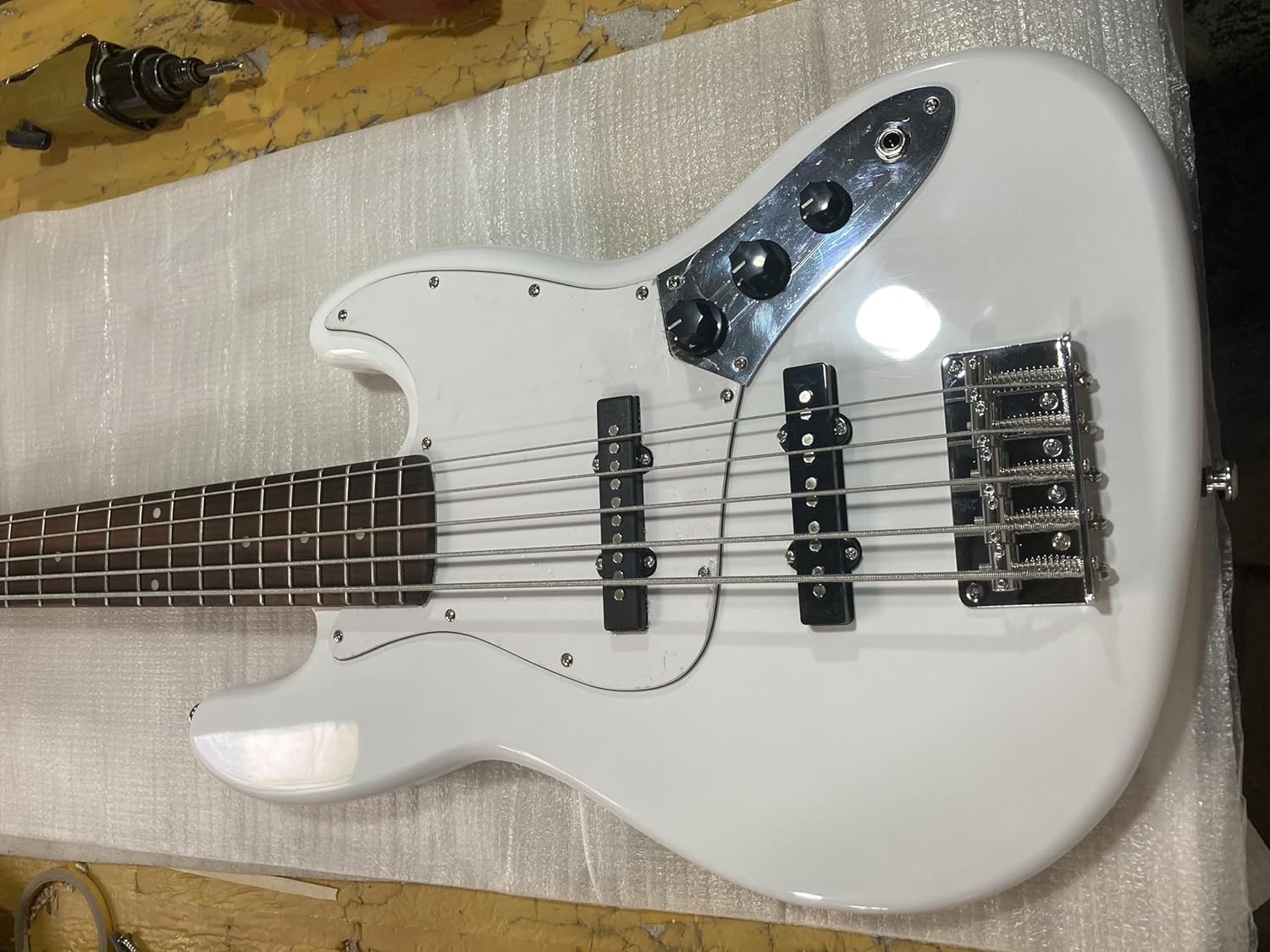 Custom White 5 Strings Bass Electric Guitar Basswood Body Chrome Hardware Glossy Finish