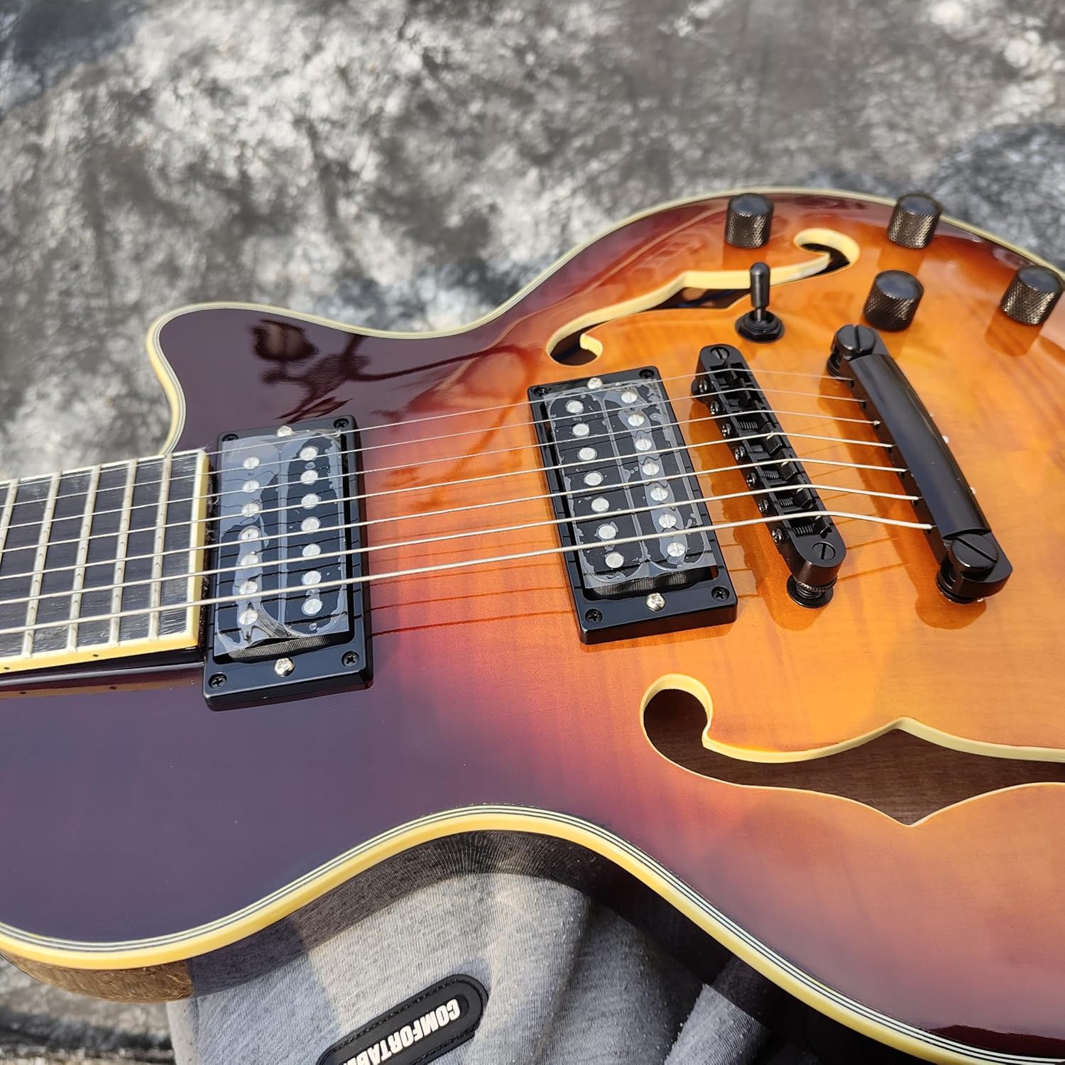 Semi-Hollow Body Electric Guitar,7-string，Sunburst Finish, F-Holes Design，The strings can be locked