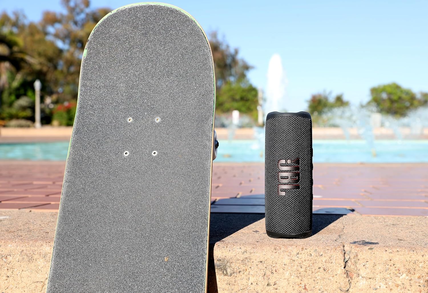 JBL Flip 6 - Portable Bluetooth Speaker, powerful sound and deep bass, IPX7 waterproof, 12 hours of playtime, JBL PartyBoost for multiple speaker pairing for home, outdoor and travel (Black)