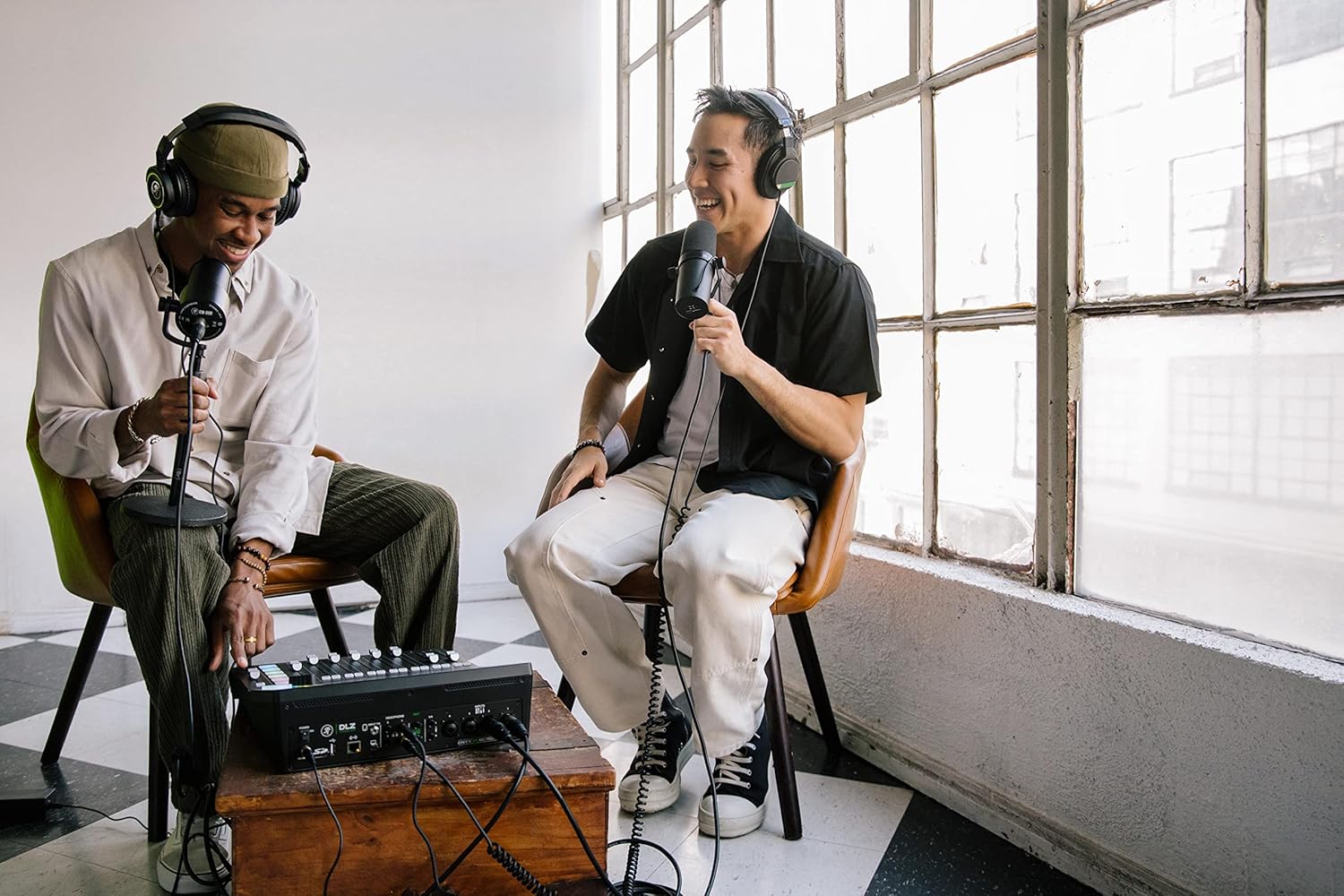 Mackie DLZ Creator - Digital Mixer for Podcasting and Content Creation with 2x Mackie EM-99B Dynamic Microphone, 2x MC-150 Professional Closed-Back Headphones, microSD Card and StreamEye Cloth