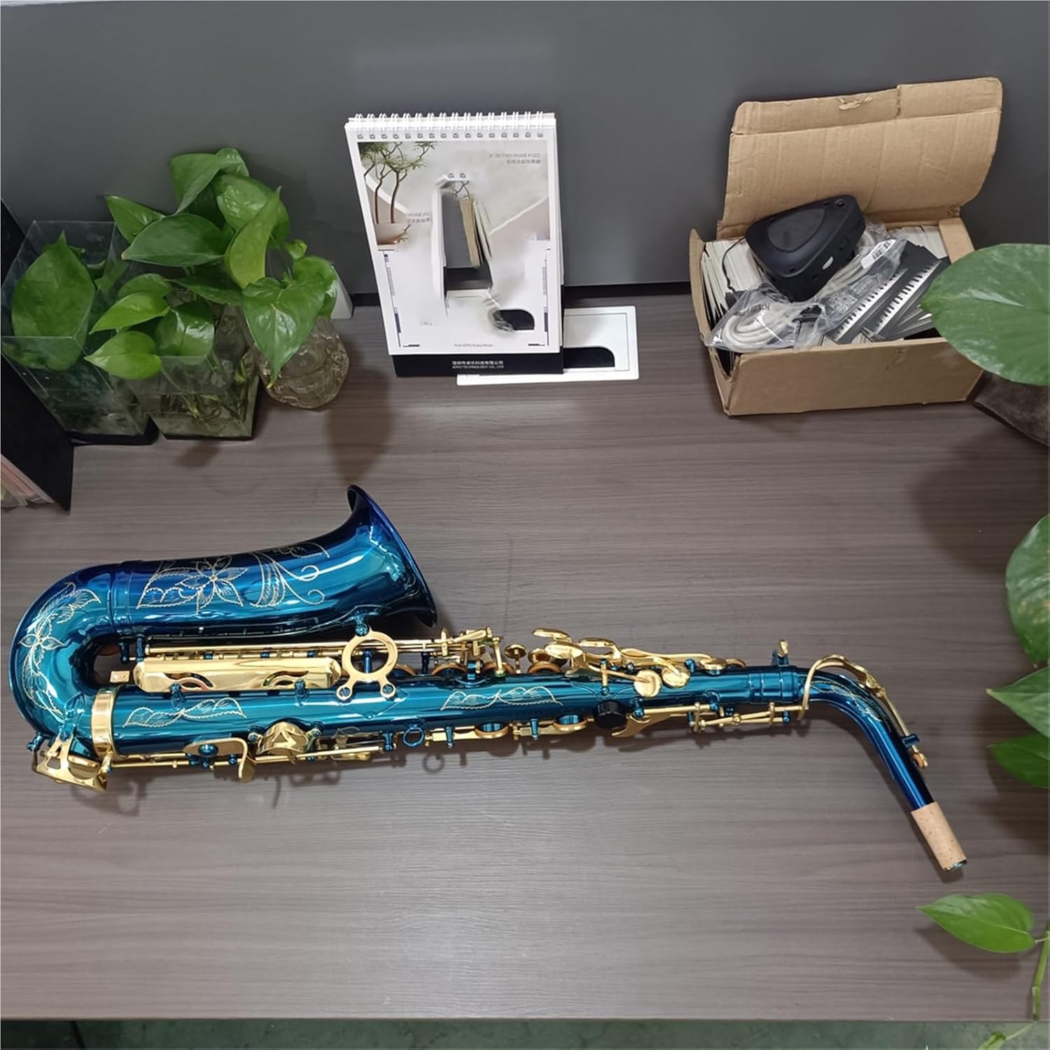 Saxophone for Beginners Alto Saxophone in E-Flat Blue Lacquer Bright Brass Carved Saxophone Wind Instrument for Beginners