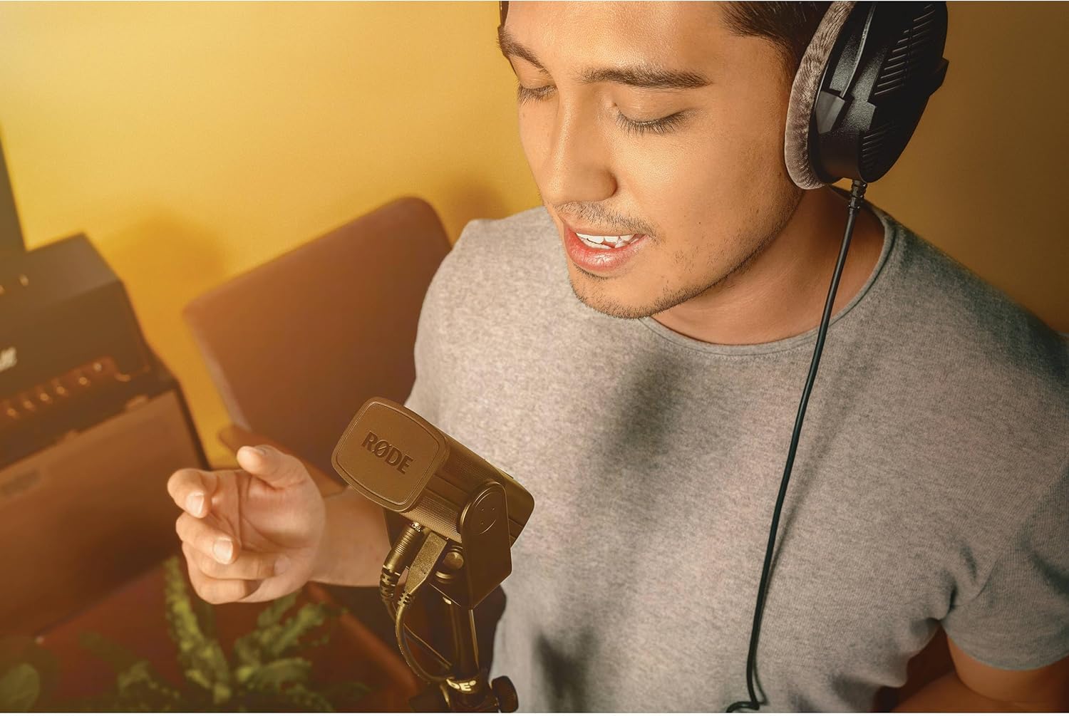 Rode NT-USB Mini USB Microphone for Podcasting, Streaming, Gaming and Vocal Recording with Rode SC17-Blue USB-C to USB-C Cable (5')