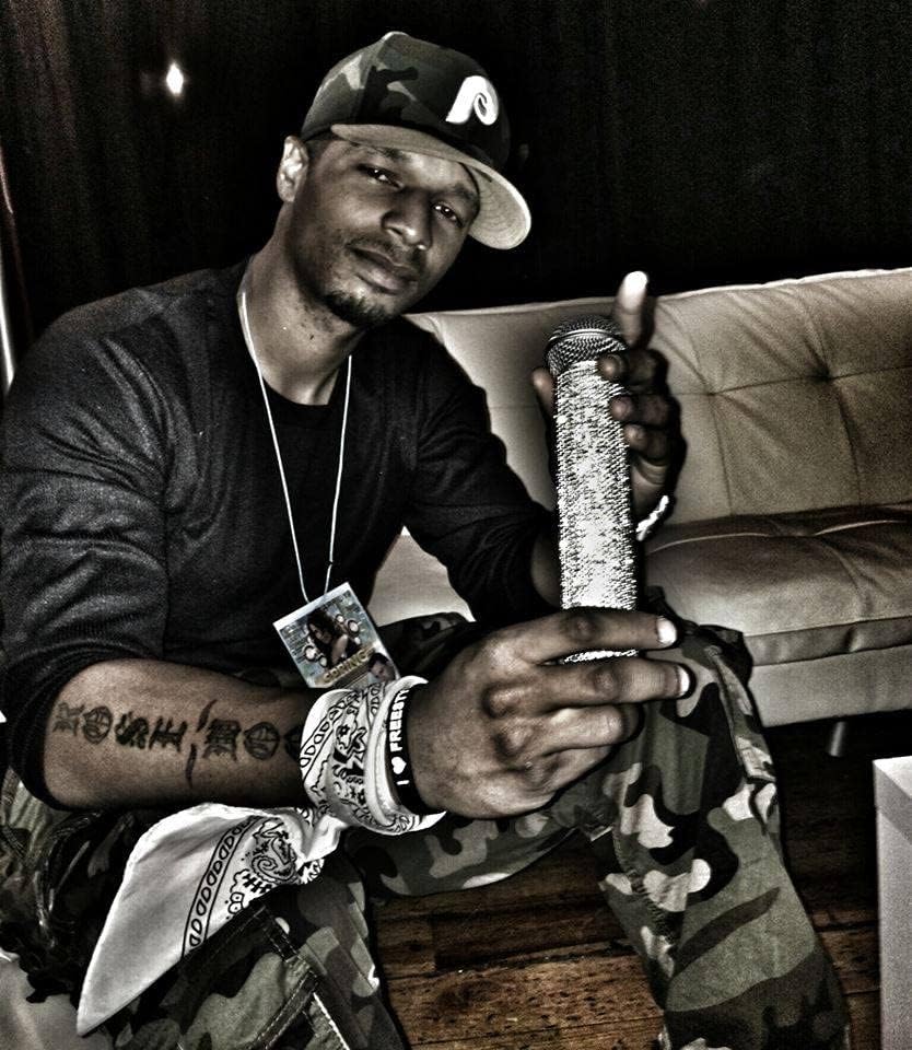 White Diamonds *AAA* Crystal Twist-On, Twist-Off Mic Sleeves. Compatible with Shure Wireless mics and Simular Brands 7.5