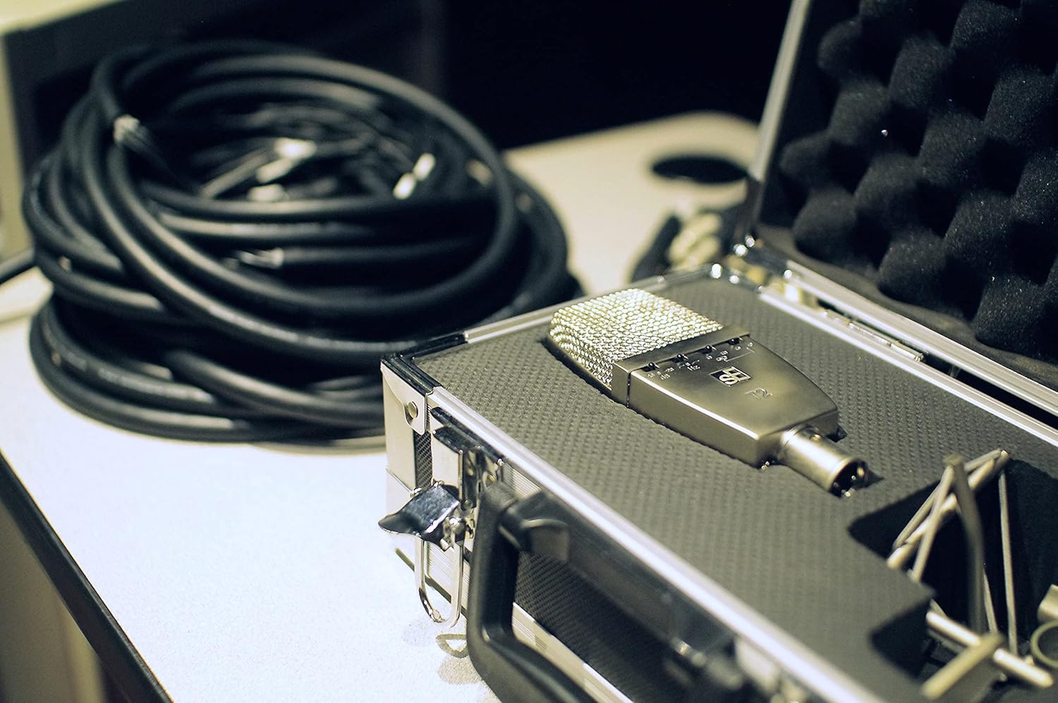 SE ELECTRONICS - T2 Multi Pattern Large Diaphragm Microphone with Titanium Capsule