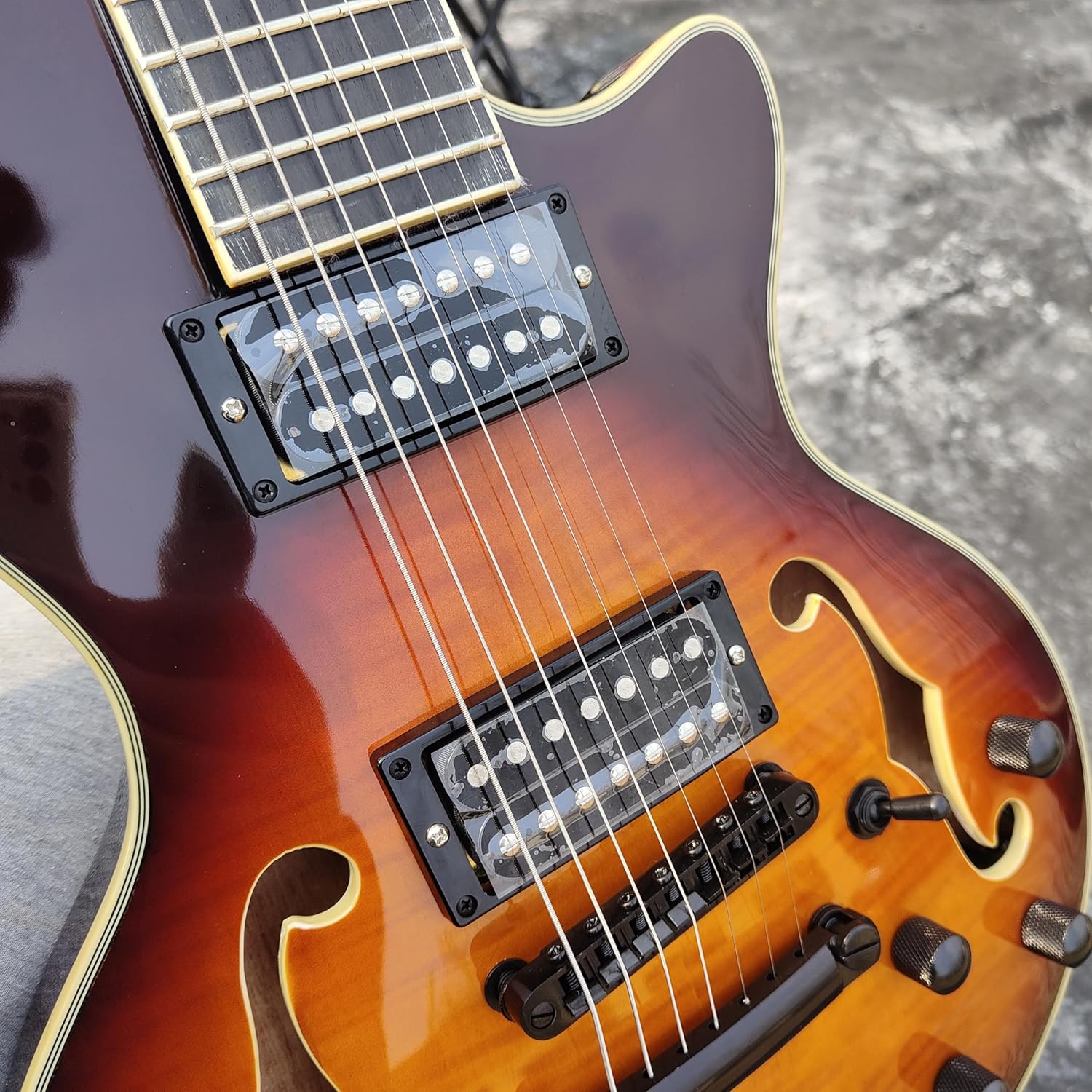 Semi-Hollow Body Electric Guitar,7-string，Sunburst Finish, F-Holes Design，The strings can be locked