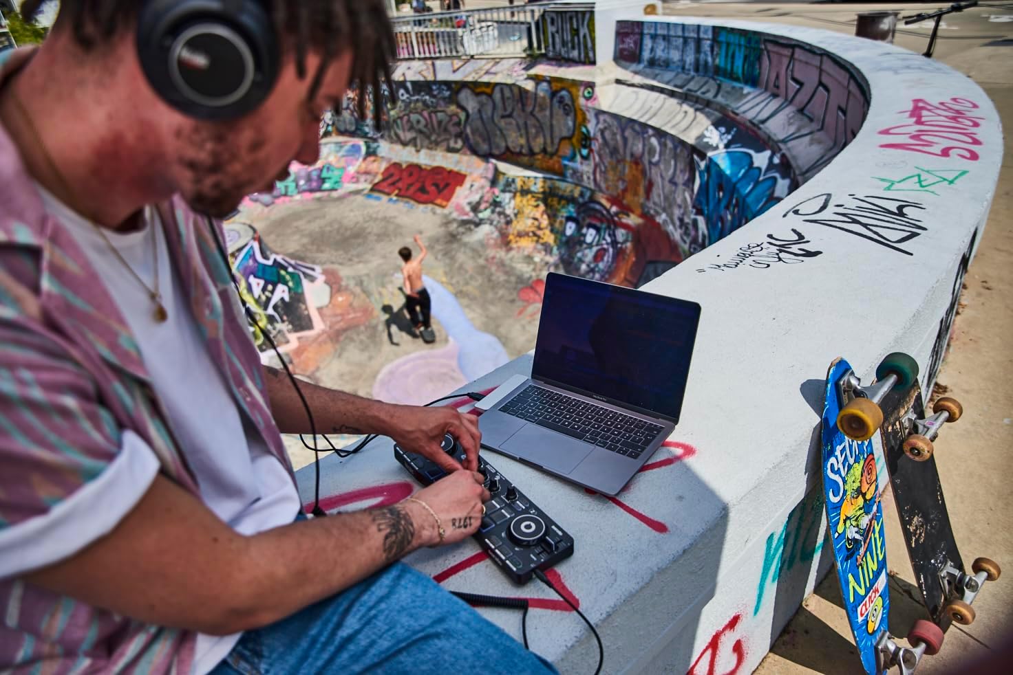 Hercules DJ Control Starlight Compact Controller with Serato DJ Lite