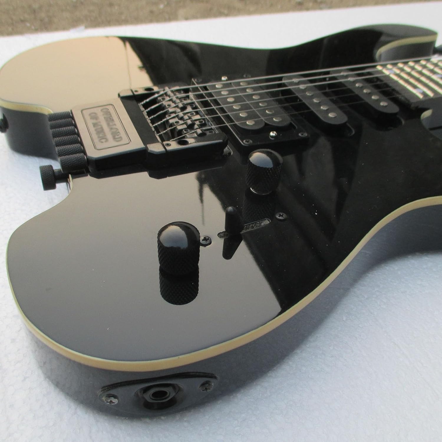 VENEKA Headless Electric Guitar Mahogany Body Canada Maple Headstock Black 6 Strings Headless Electric Guitar Musical Instrument