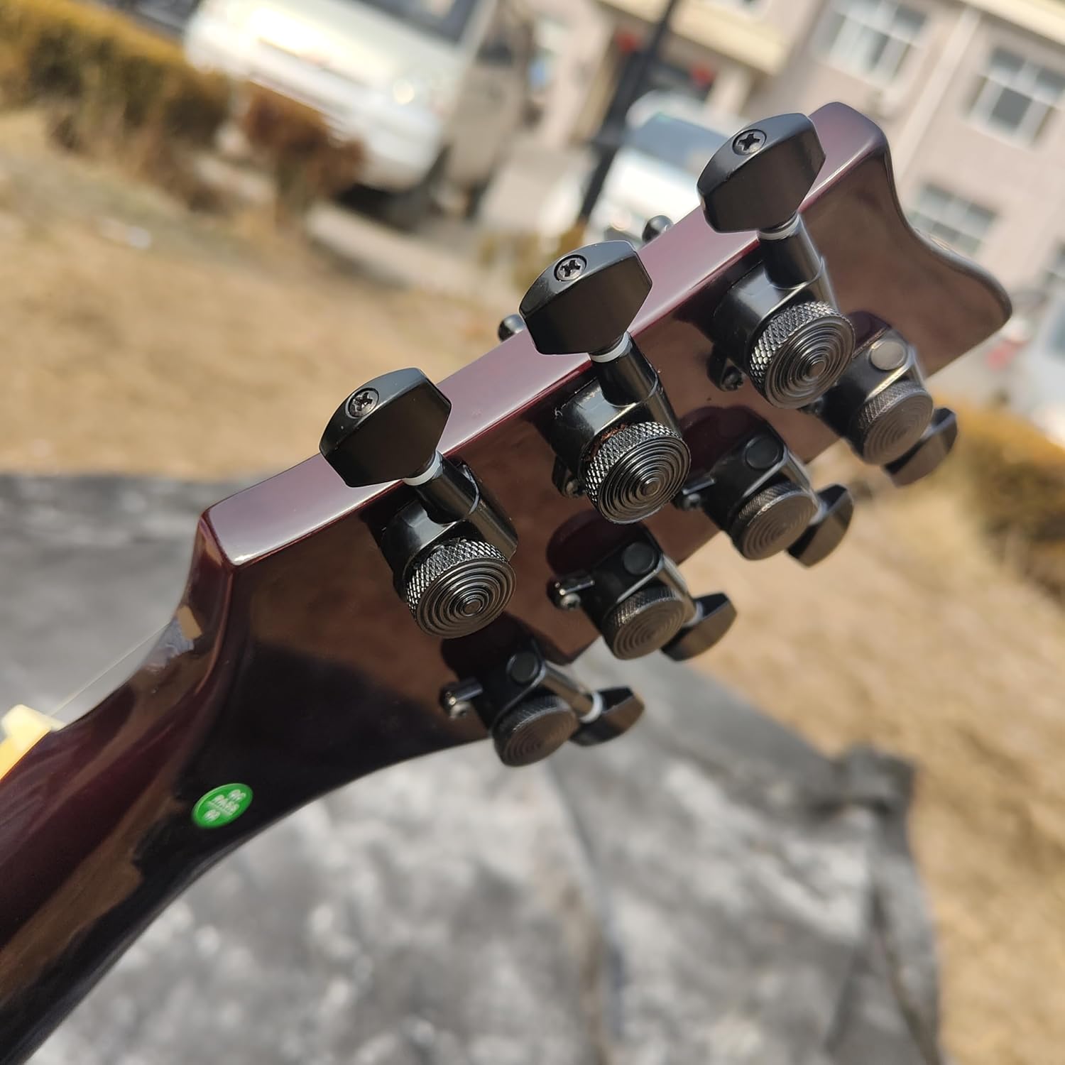 Semi-Hollow Body Electric Guitar,7-string，Sunburst Finish, F-Holes Design，The strings can be locked