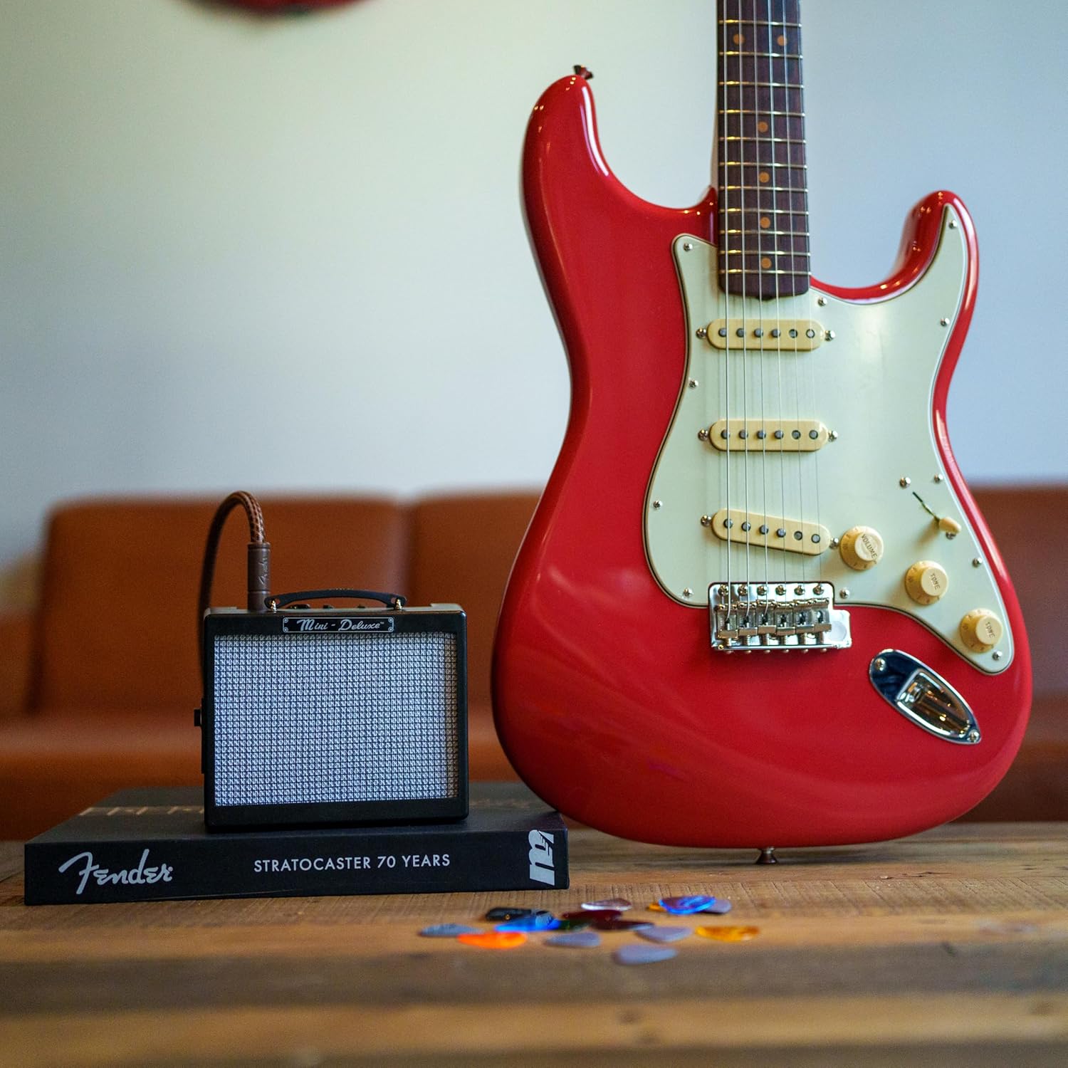 Fender Mini Deluxe Electric Guitar Amp, with 1-Year Warranty, Mini Guitar Amp, Portable Guitar Amplifier, Guitar Accessories, 3 Watts, Black