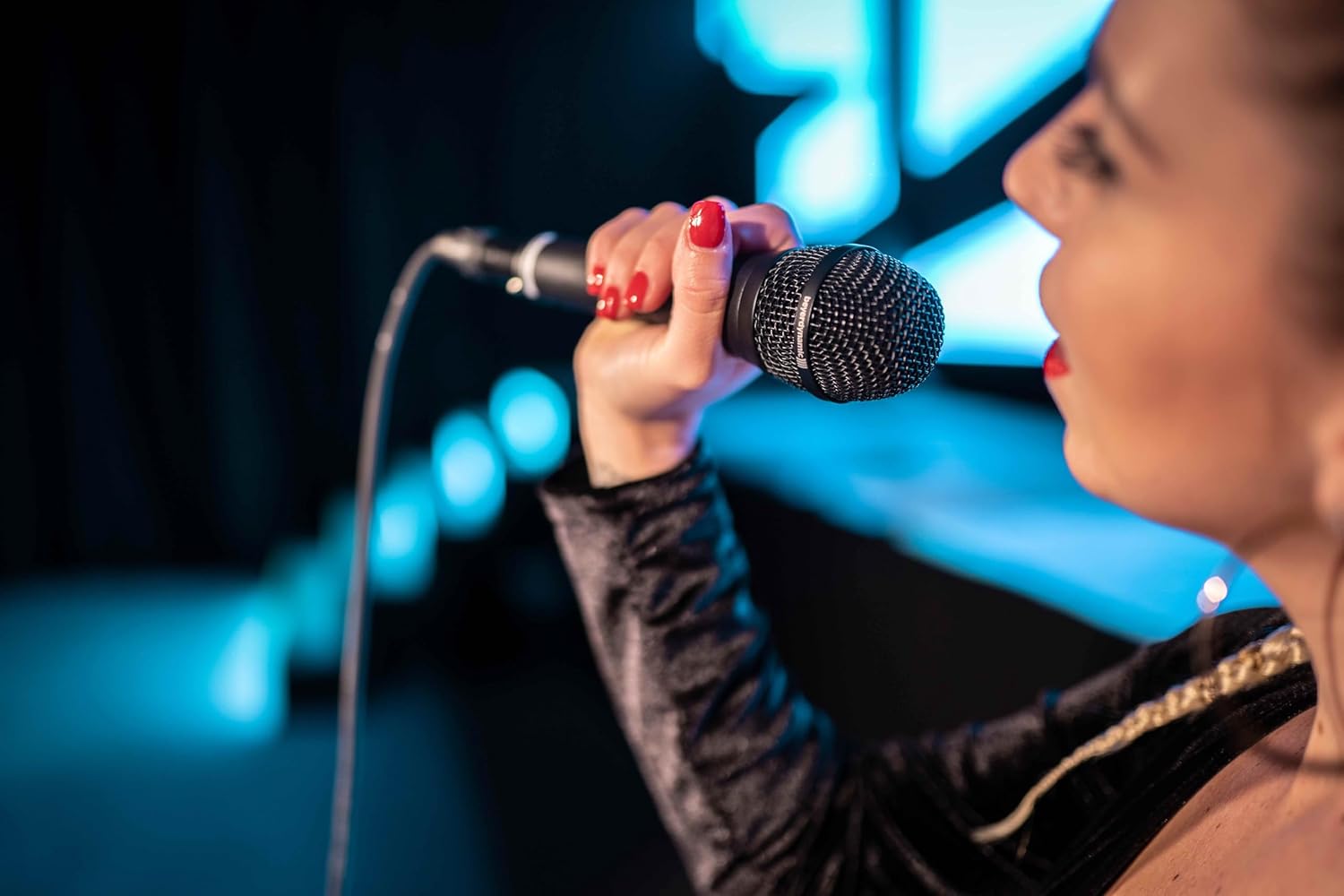 Beyerdynamic TG V70 s Professional Dynamic Hypercardioid Microphone for Vocals, with Lockable On/Off Switch