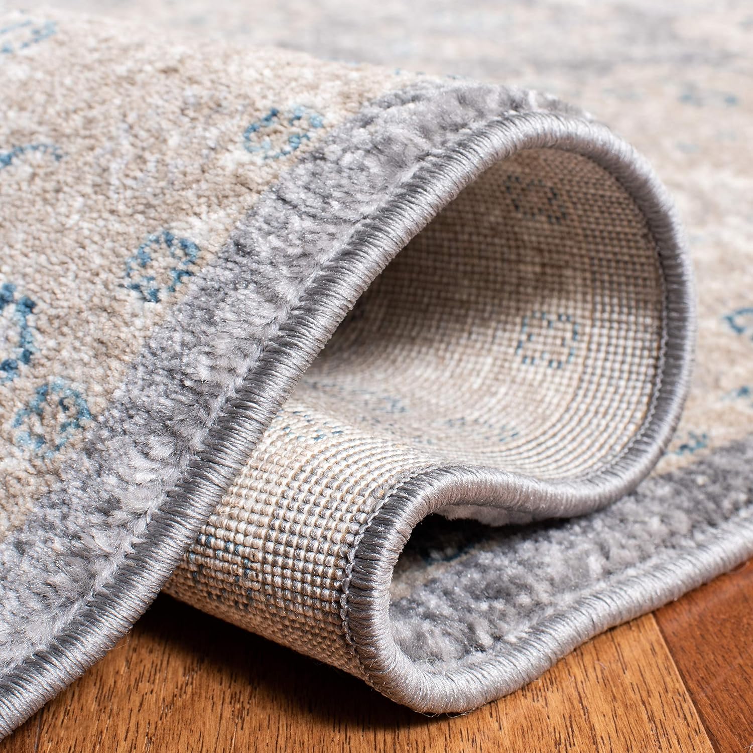 SAFAVIEH Sofia Collection Area Rug - 6'7