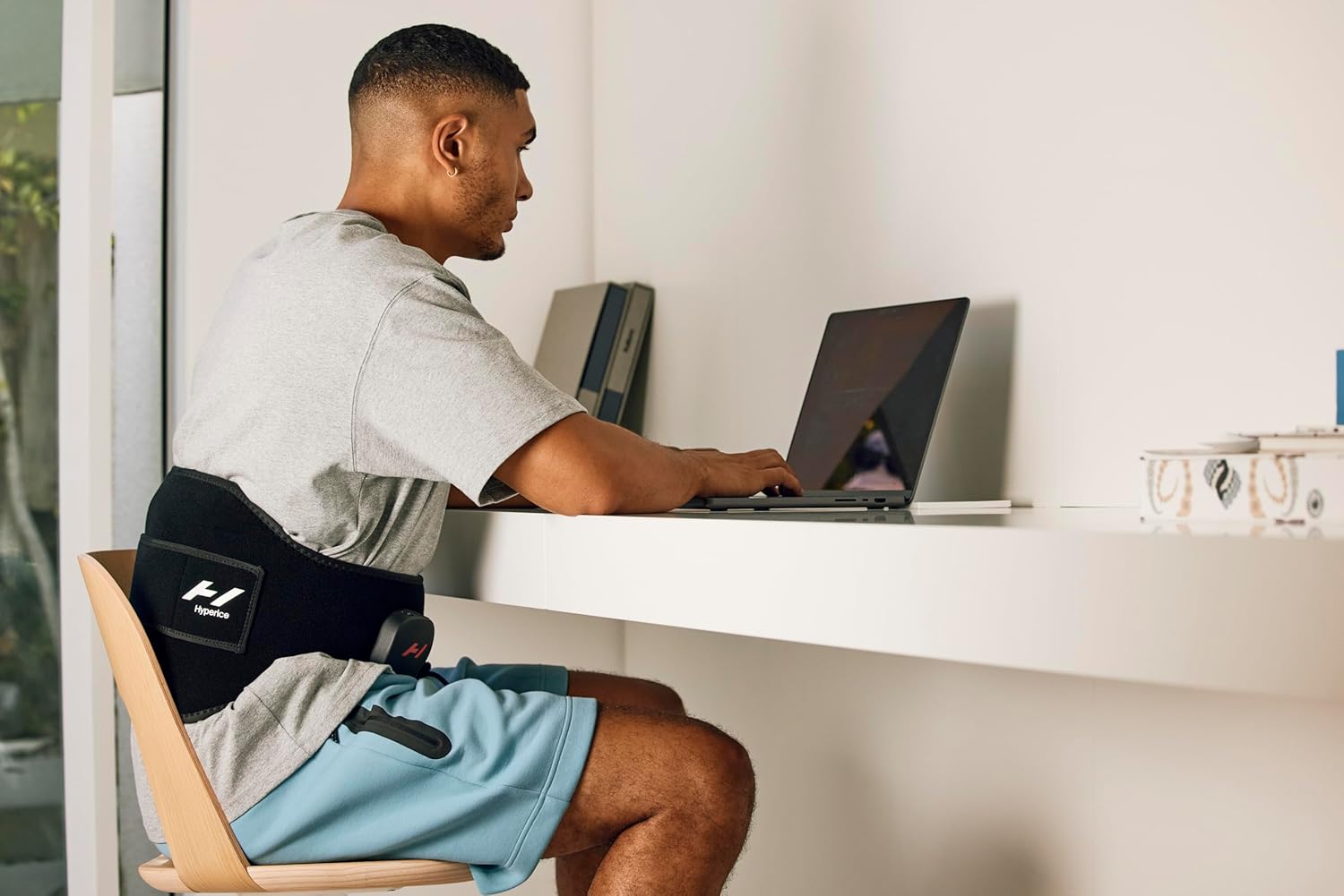 Hyperice Venom 2 Back Wrap - Provides Advanced Heat and Vibration for Pain, Soreness and Inflammation - FSA-HSA