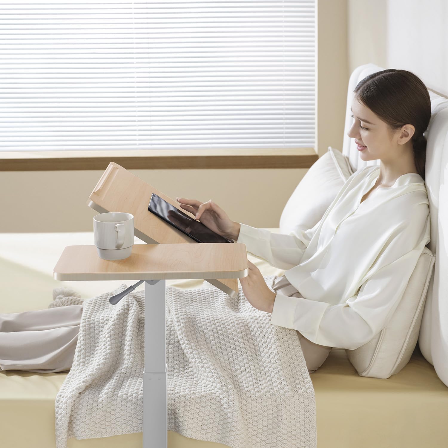 SIHOO D01 Medical Adjustable Tilt Overbed Bedside Table with Wheels Pneumatic Mobile Standing Laptop Desk Rolling Computer Cart Movable Bed Hospital Home Use （White Oak）