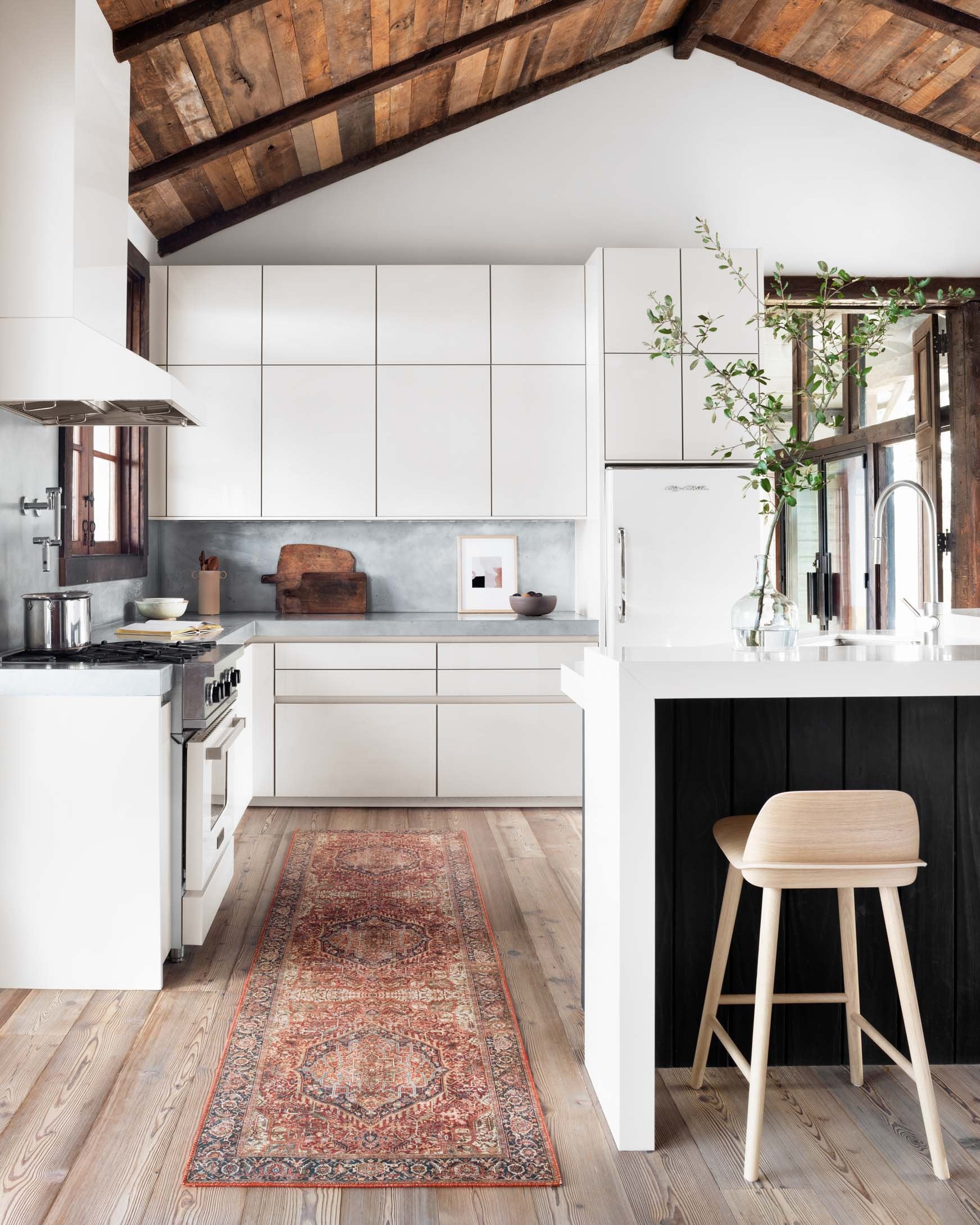 Loloi II Layla Collection - Traditional Power Loomed Rug in Red & Navy (LAY-08)