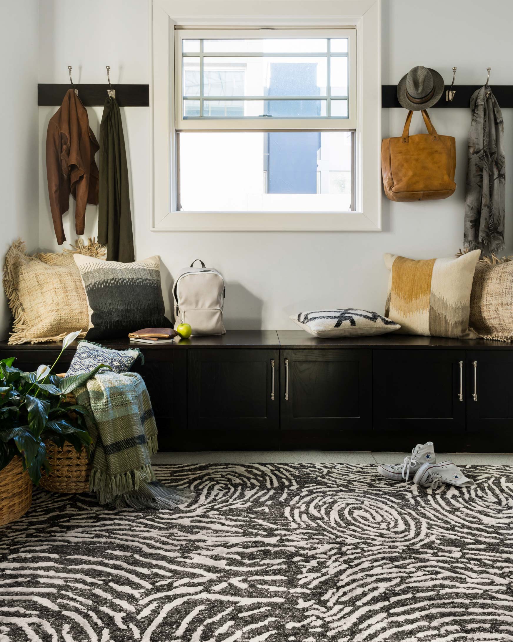 Loloi Juneau Collection - Contemporary Hand Tufted Rug in Charcoal & Silver (JY-04)