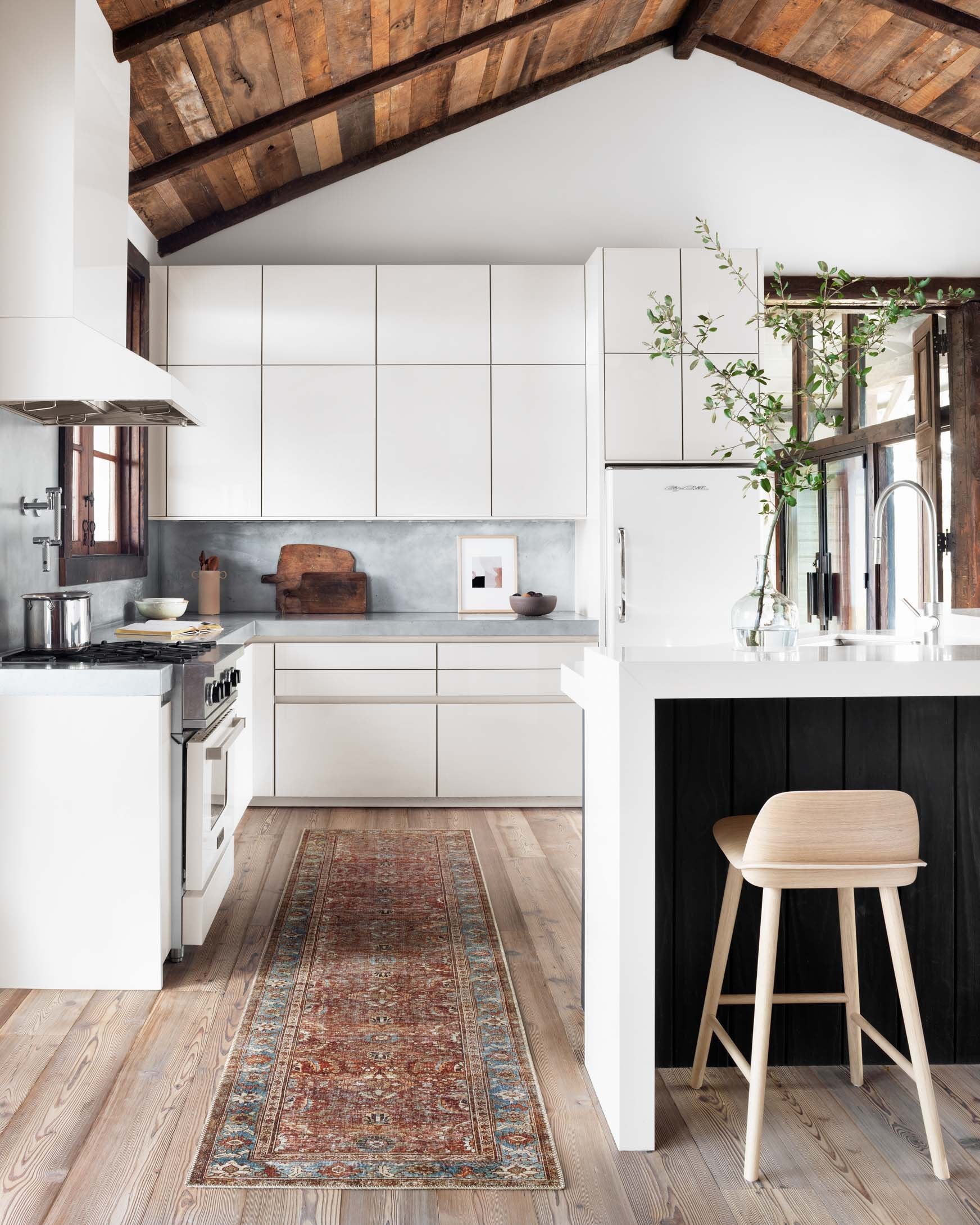 Loloi II Layla Collection - Traditional Power Loomed Rug in Brick & Blue (LAY-01)