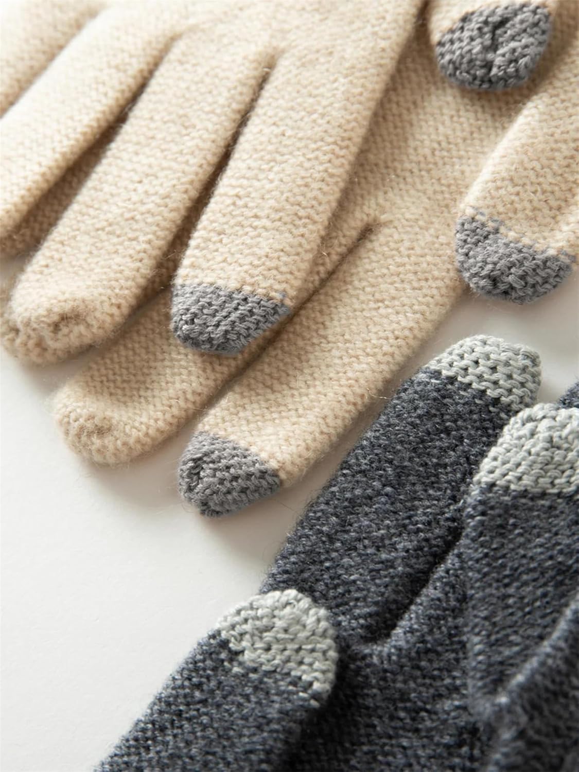 Women's Knitted Gloves Thick Cable Warm Design With Touchscreen Fingers For A Classic And Functional Cold Weather Mitten