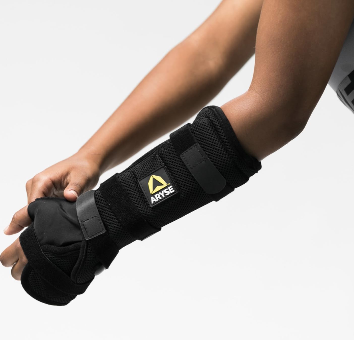 ARYSE METFORCE Adjustable Wrist Brace, Universal Bilateral Support, Hinged Design, Black, Standard Size
