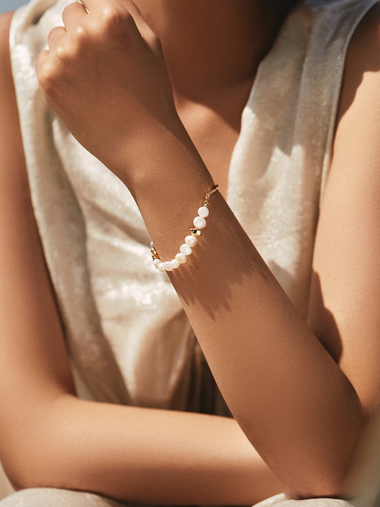 Fluid design pearl mixed bracelet