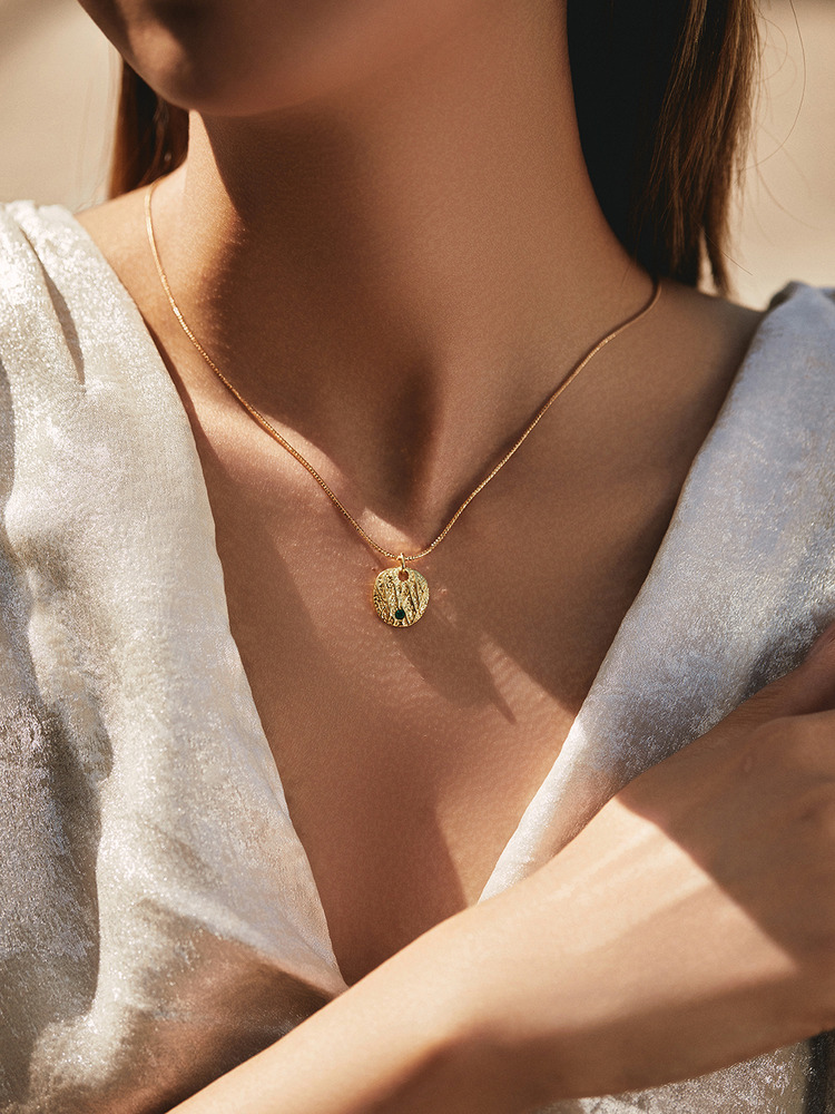 Round coin pendant necklace