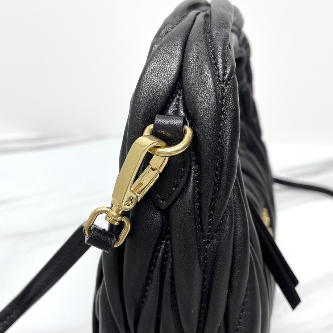 MiuMiu-miu wander