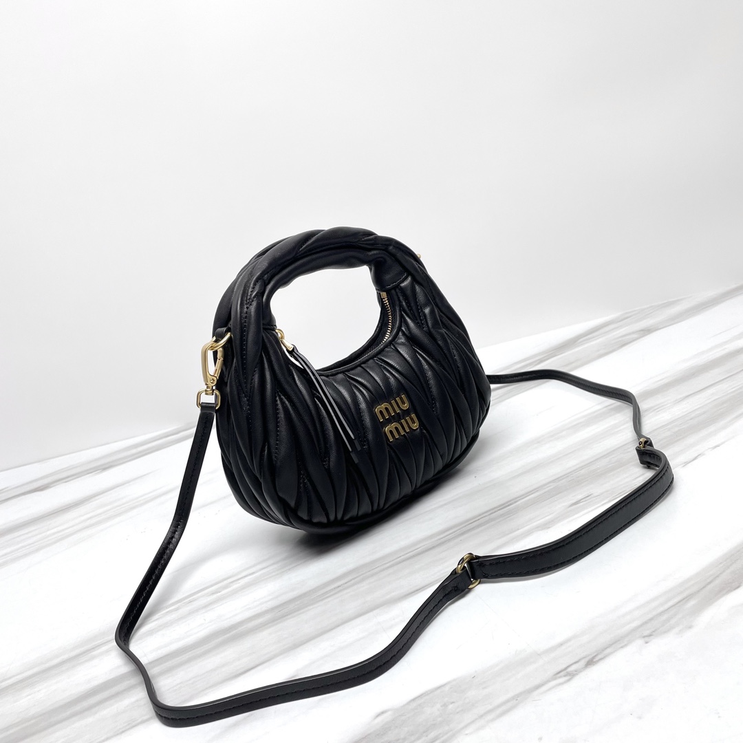 MiuMiu-miu wander