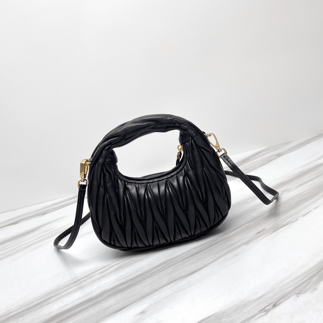 MiuMiu-miu wander