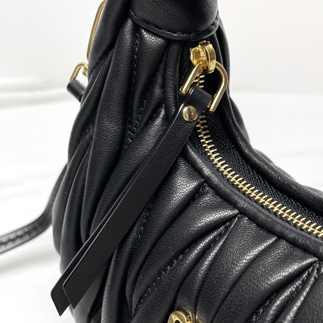 MiuMiu-miu wander