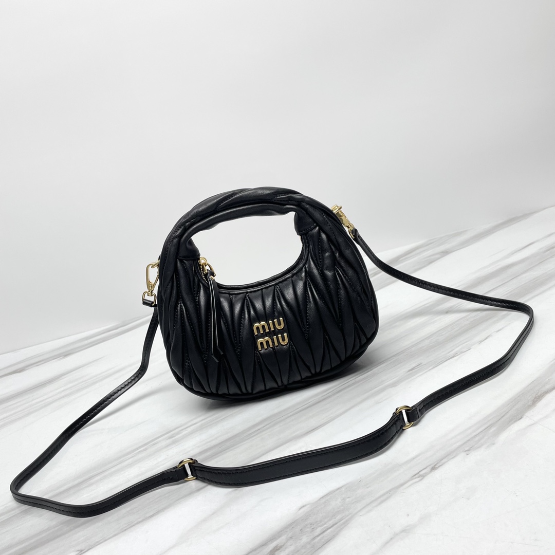 MiuMiu-miu wander
