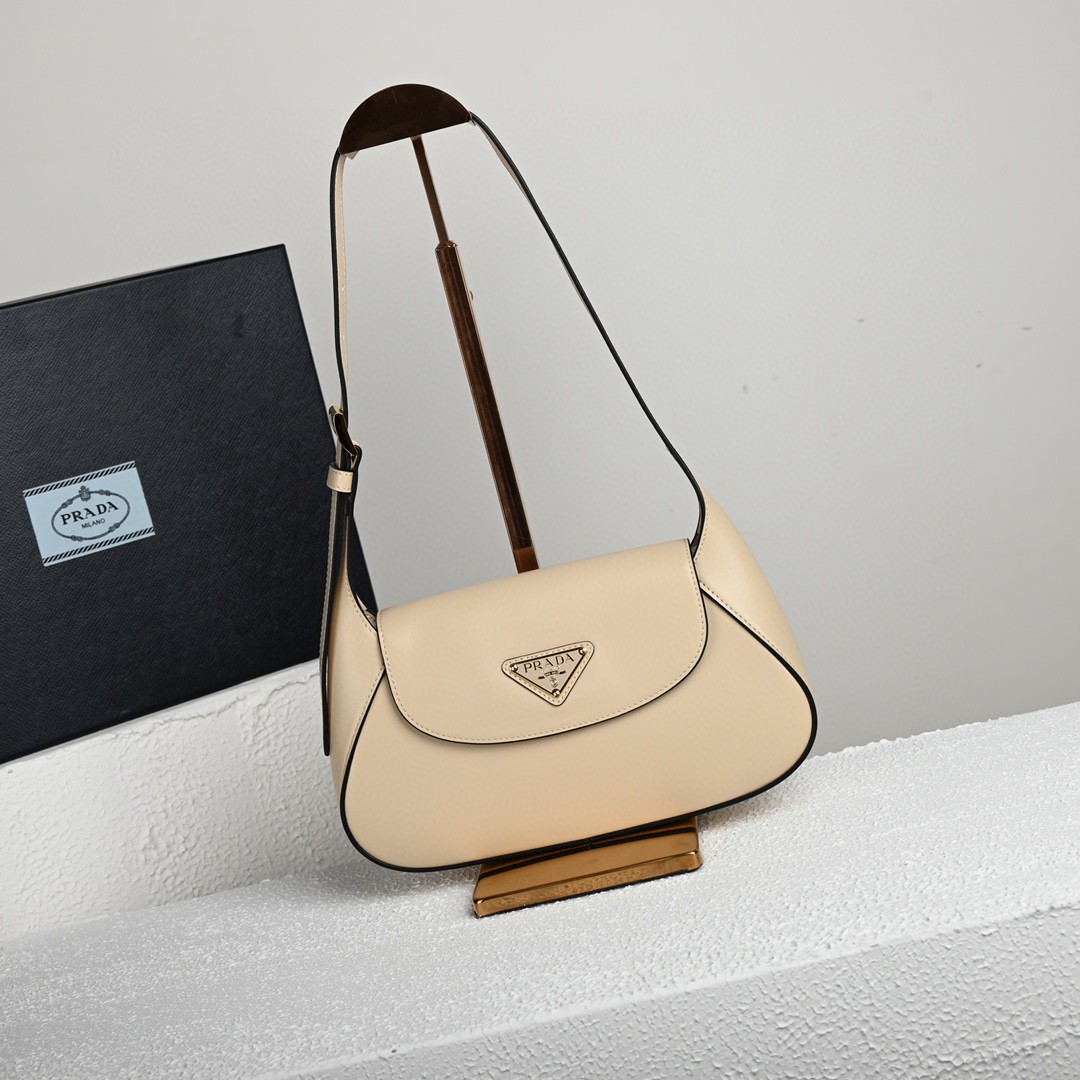 Prada-Baguette